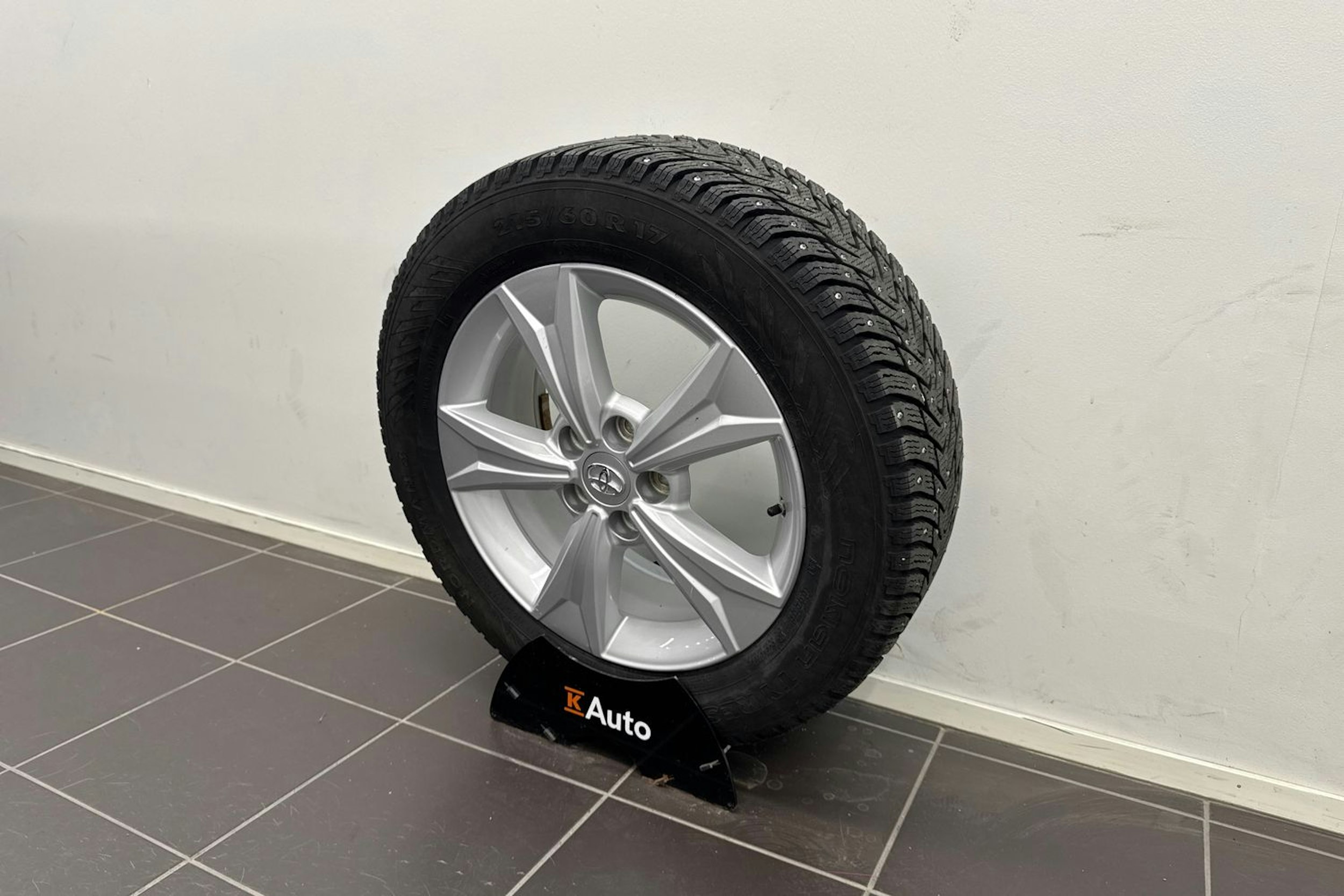 Harmaa Toyota C-HR 2019 kuva 13.