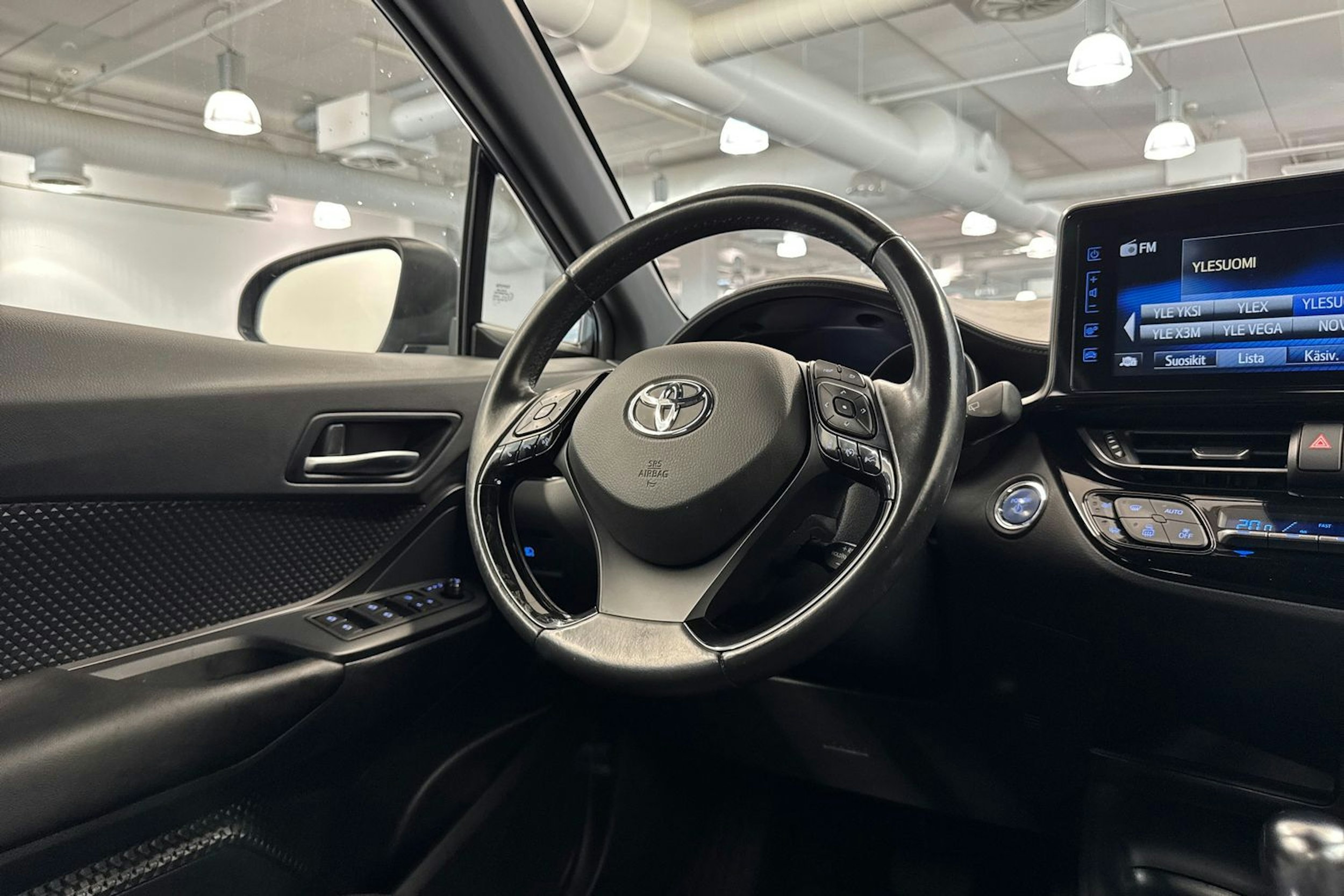 Harmaa Toyota C-HR 2019 kuva 16.