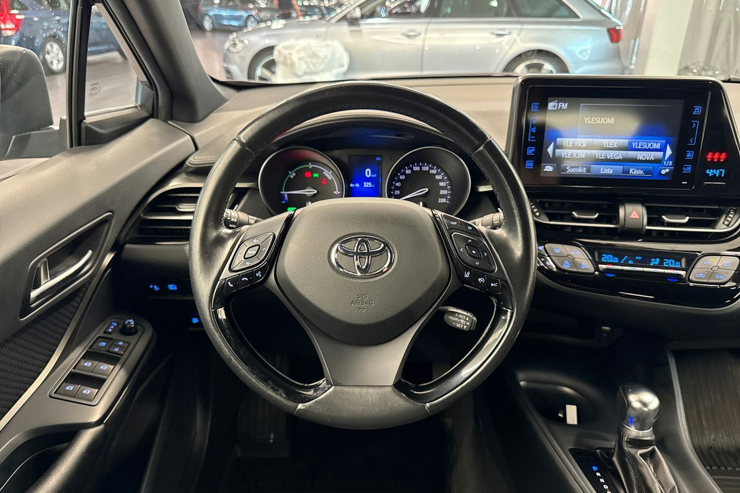 Harmaa Toyota C-HR 2019 kuva 17.