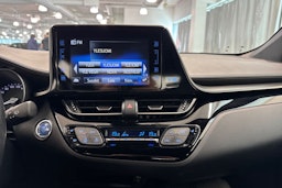 Harmaa Toyota C-HR 2019 kuva 24.