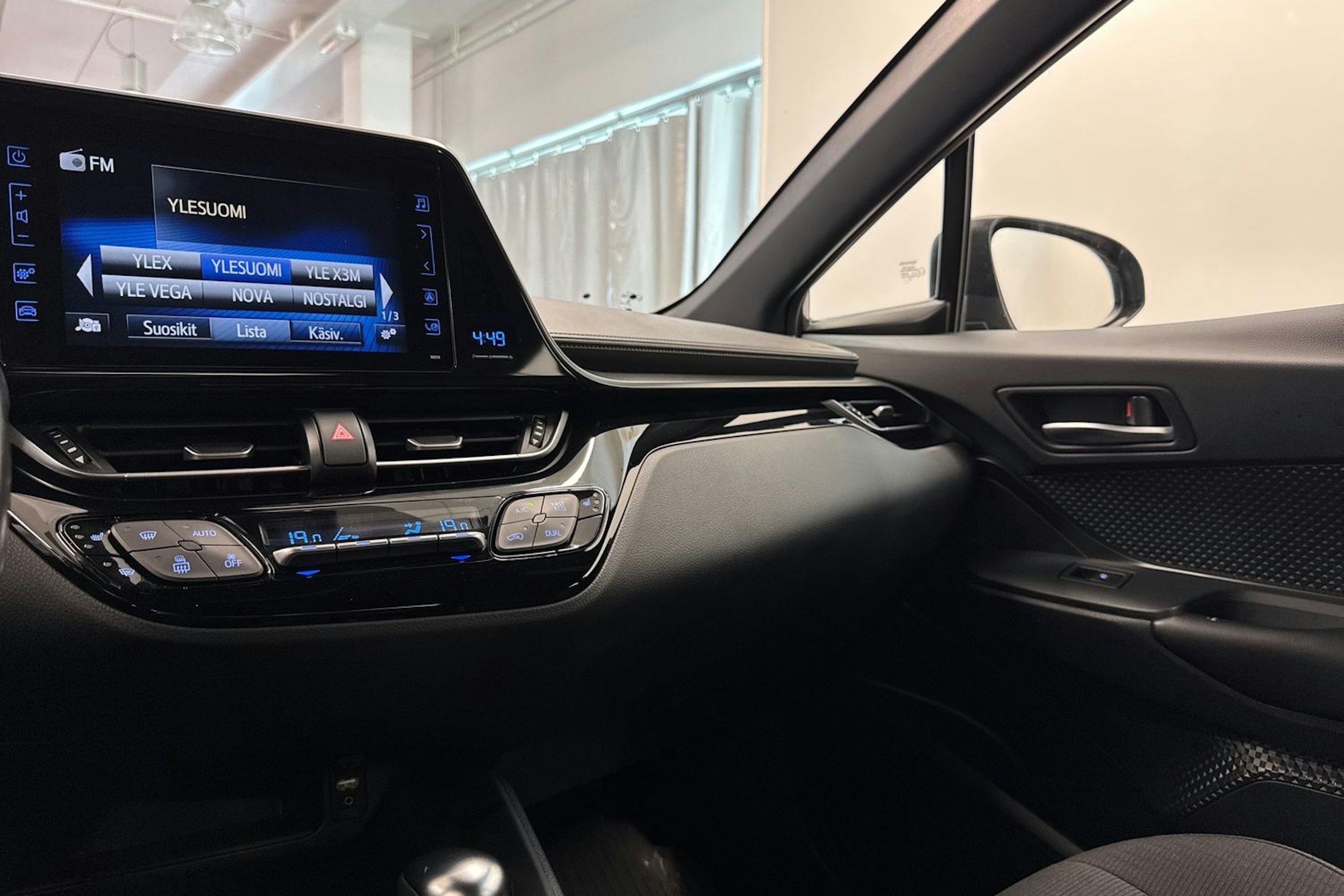 Harmaa Toyota C-HR 2019 kuva 25.