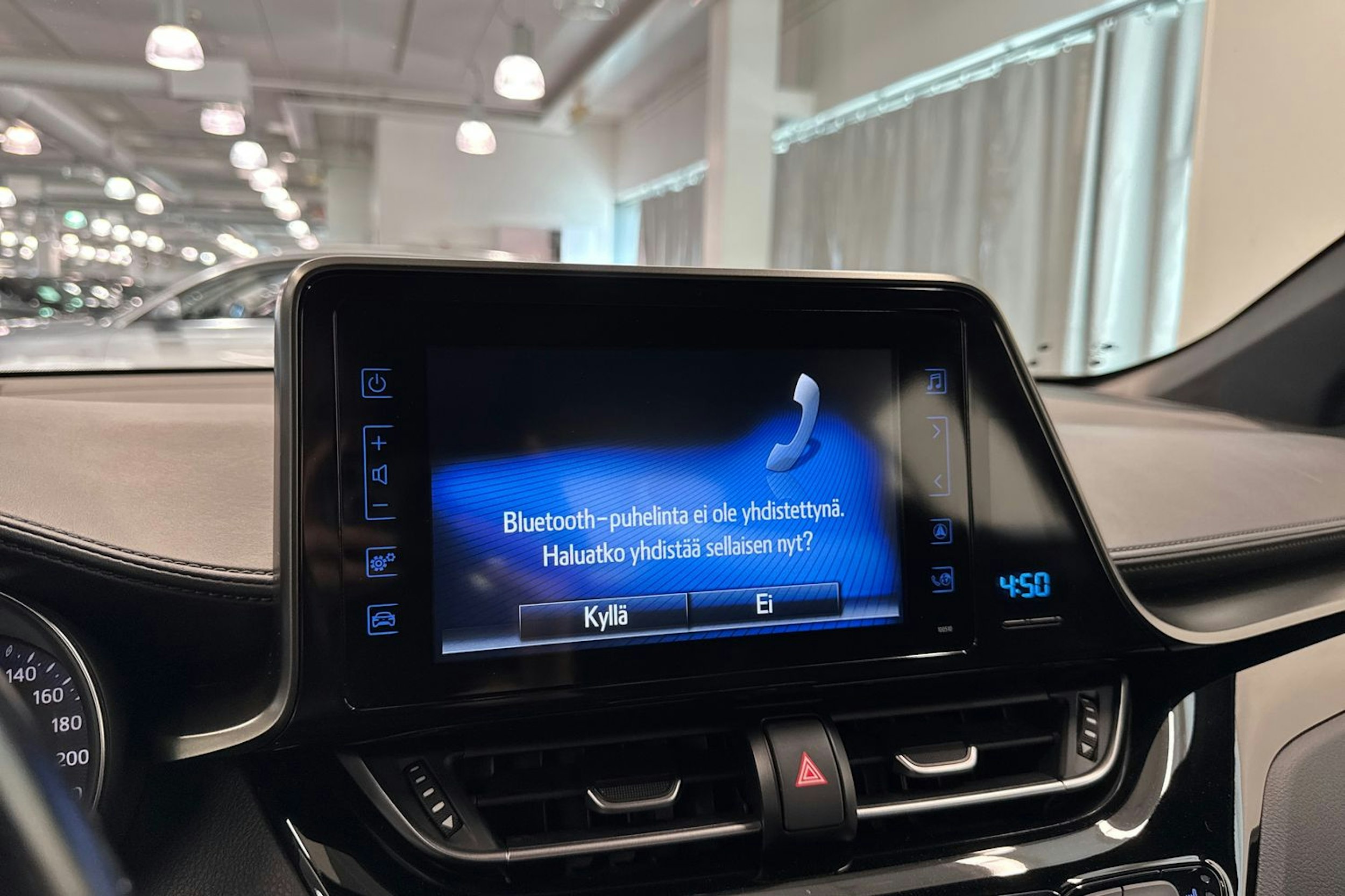 Harmaa Toyota C-HR 2019 kuva 29.
