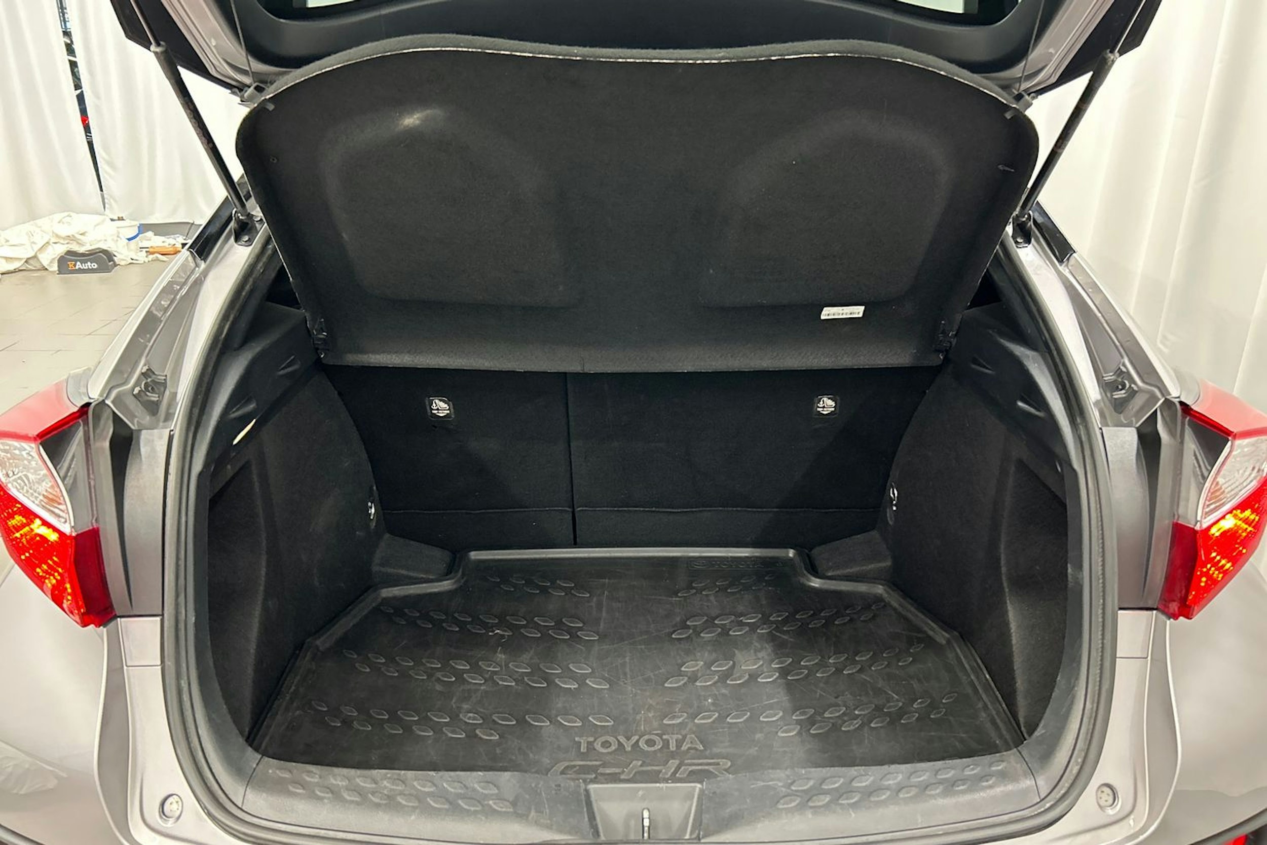 harmaa Toyota C-HR 2019 kuva 14.