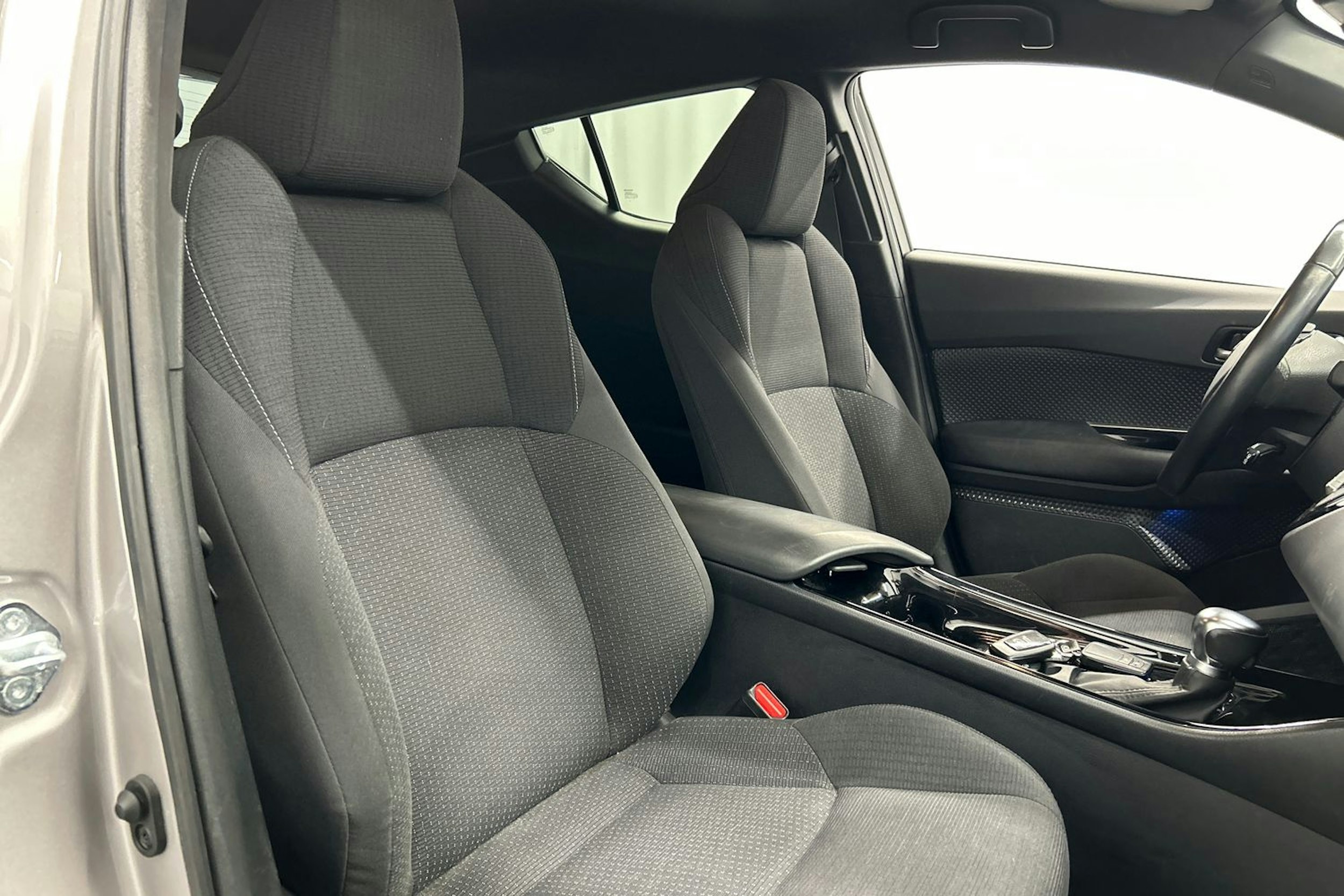 harmaa Toyota C-HR 2019 kuva 18.
