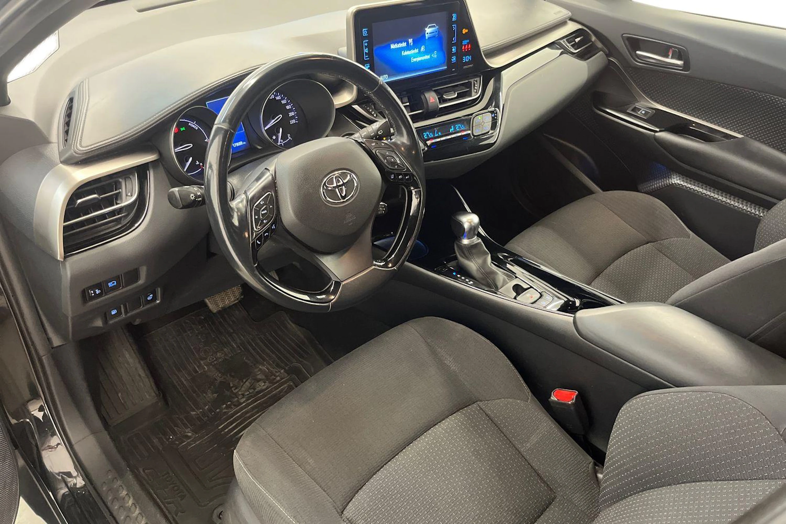 met. musta Toyota C-HR 2019 kuva 6.