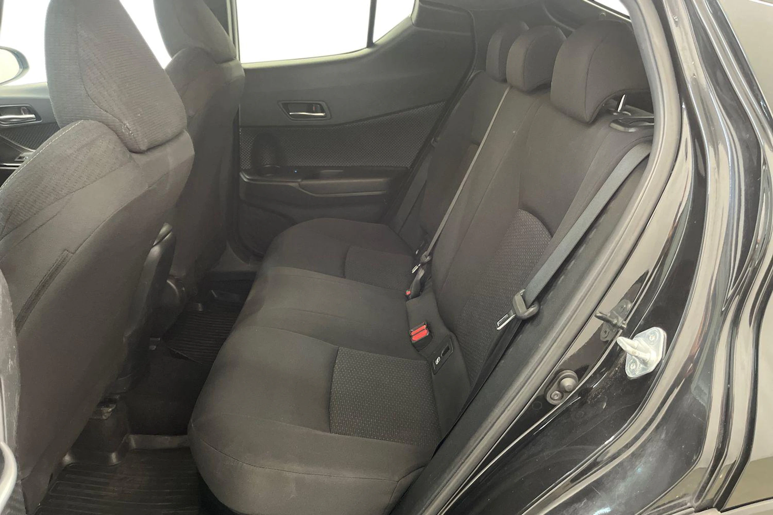 met. musta Toyota C-HR 2019 kuva 8.