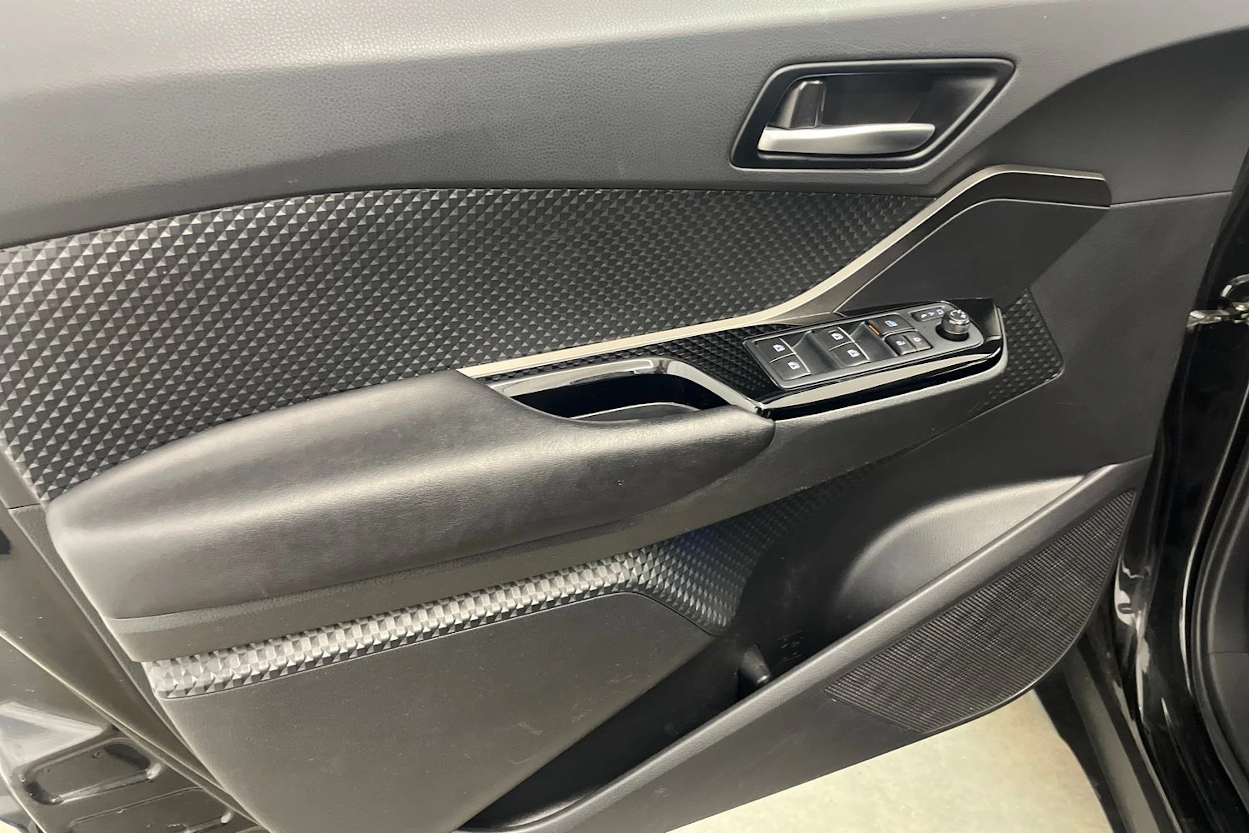 met. musta Toyota C-HR 2019 kuva 11.