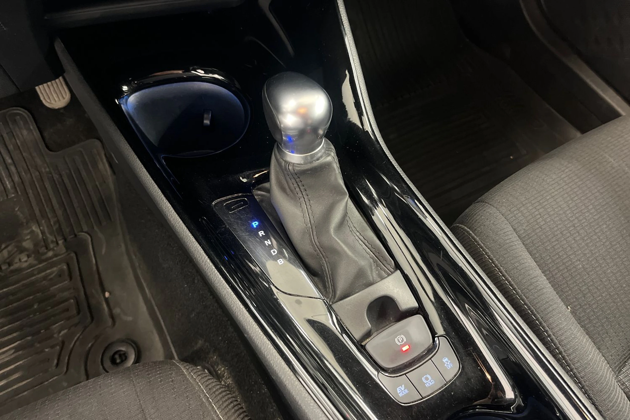 met. musta Toyota C-HR 2019 kuva 17.