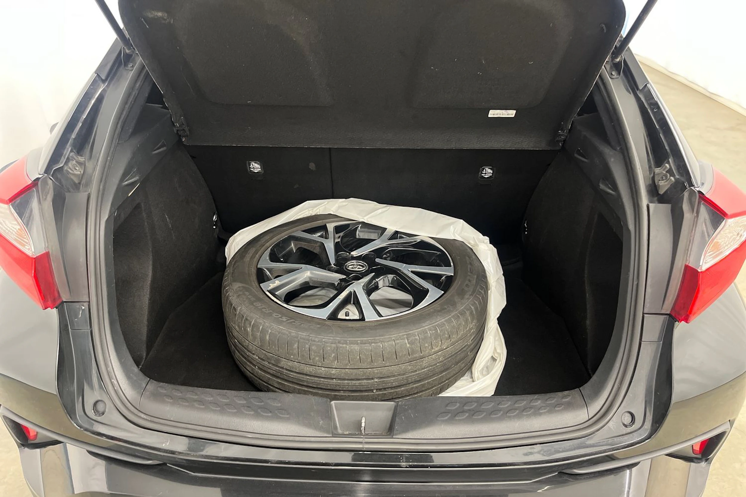 met. musta Toyota C-HR 2019 kuva 19.