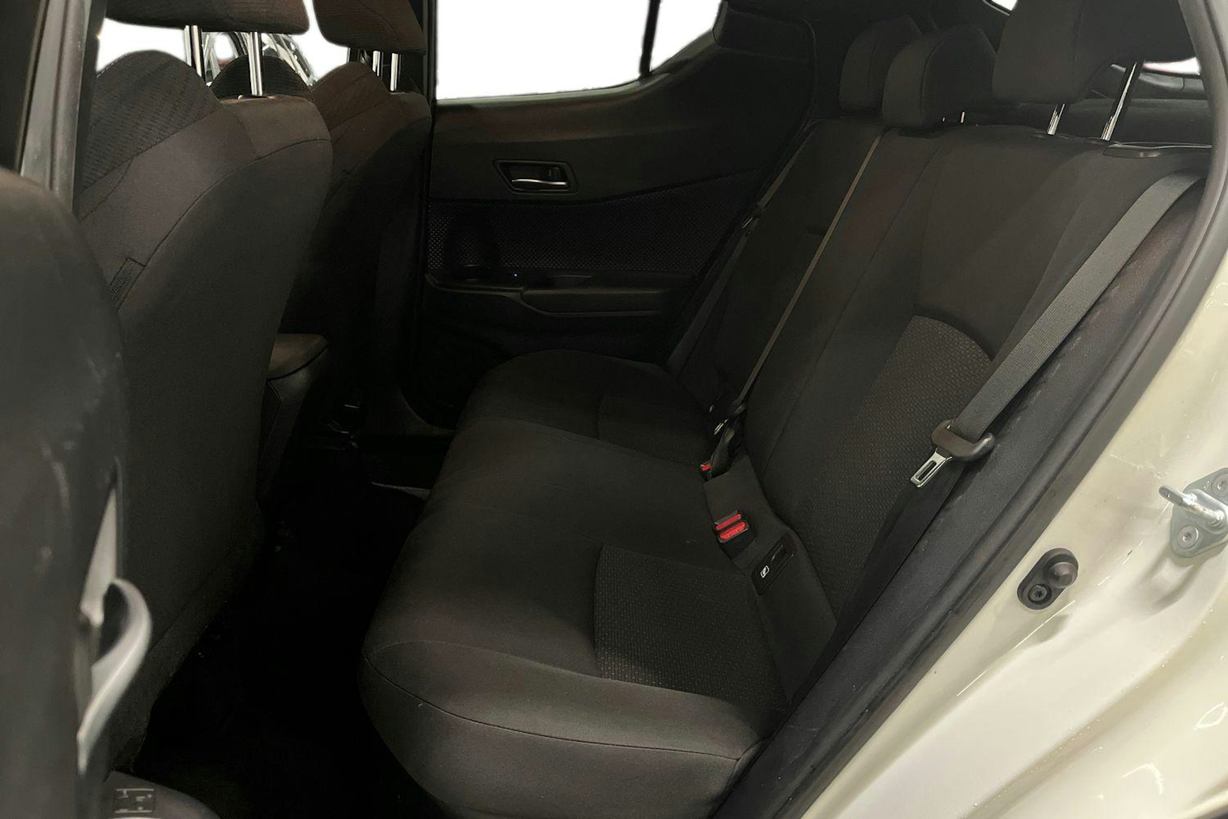 valkoinen Toyota C-HR 2019 kuva 10.