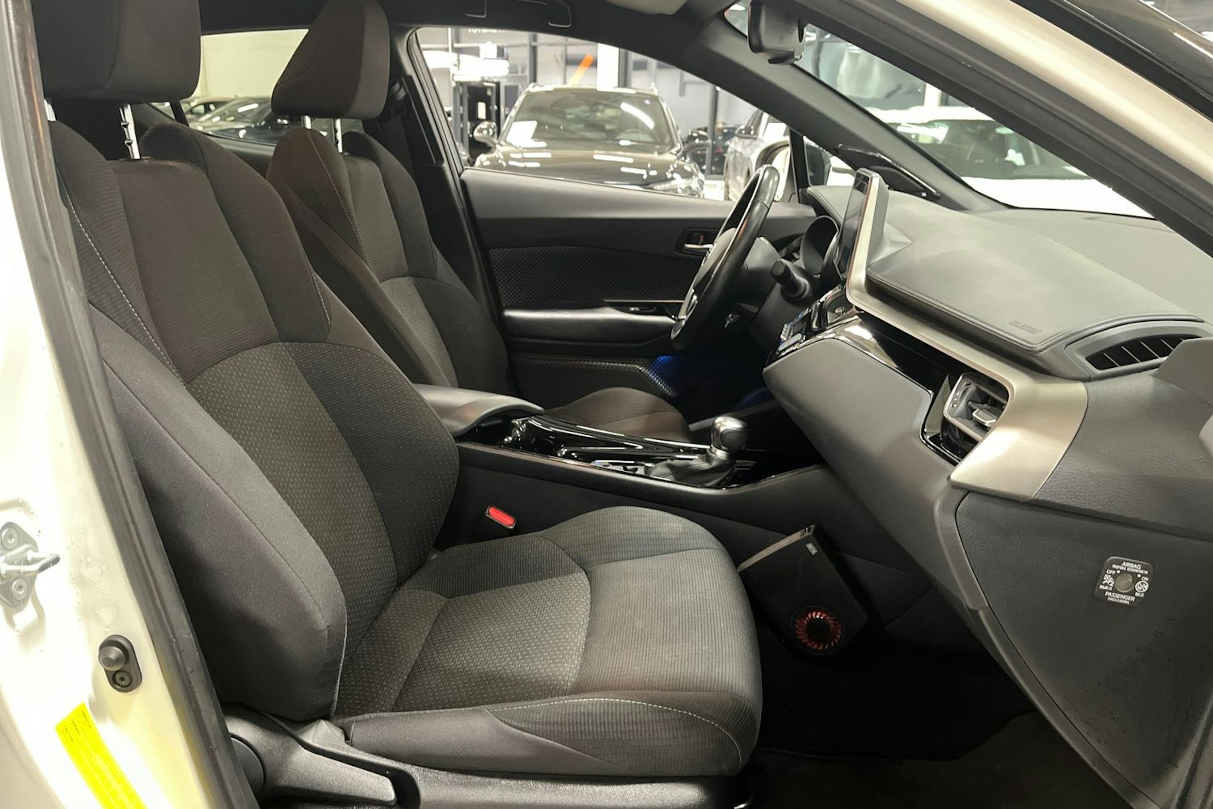 valkoinen Toyota C-HR 2019 kuva 16.