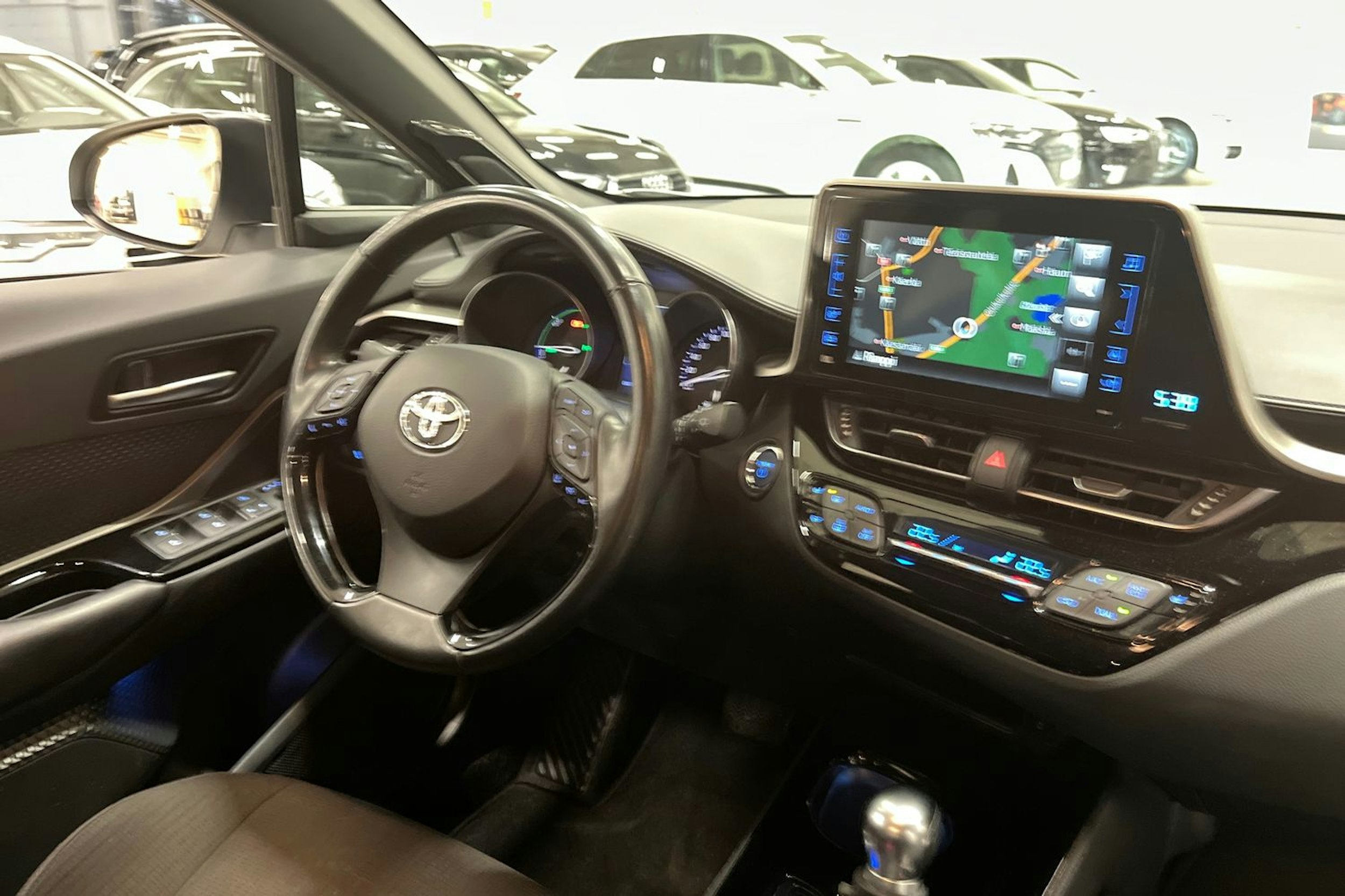 valkoinen Toyota C-HR 2019 kuva 17.