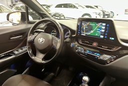 valkoinen Toyota C-HR 2019 kuva 17.