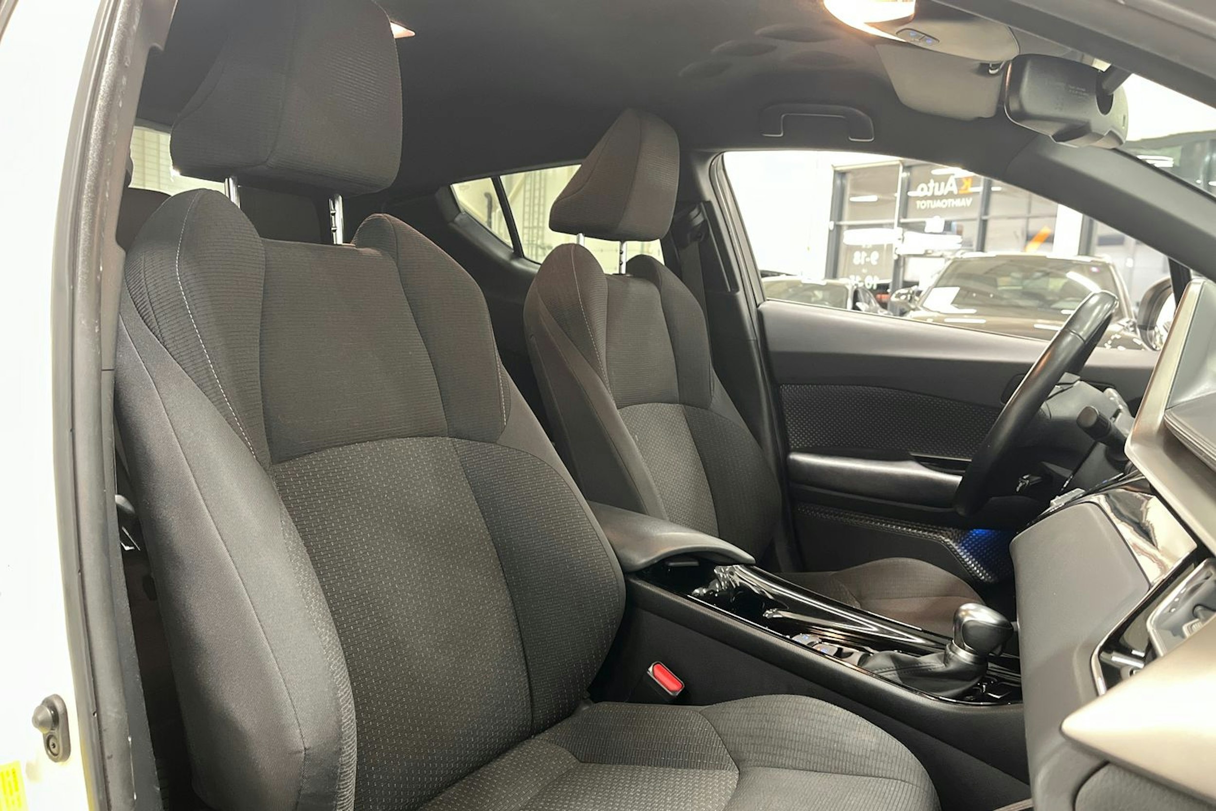 valkoinen Toyota C-HR 2019 kuva 18.