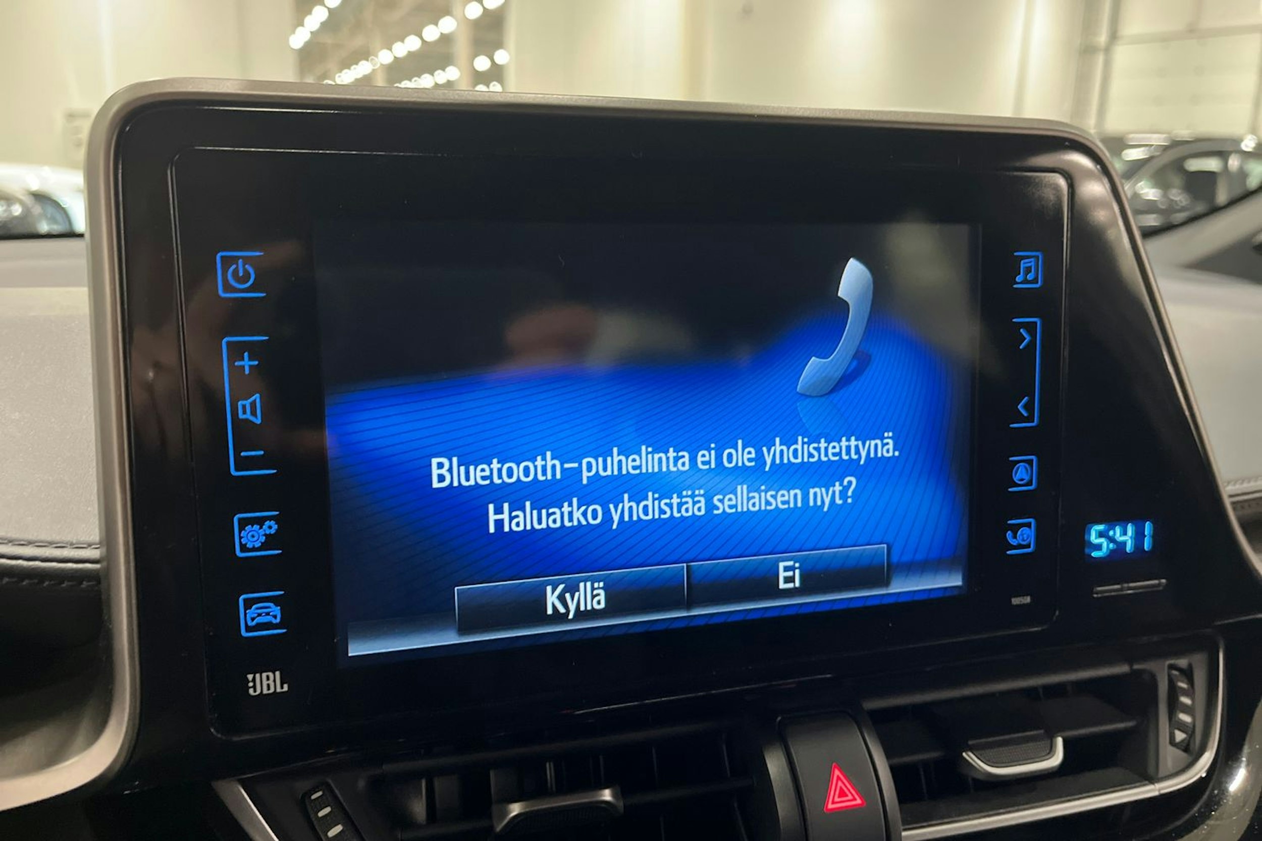 valkoinen Toyota C-HR 2019 kuva 25.