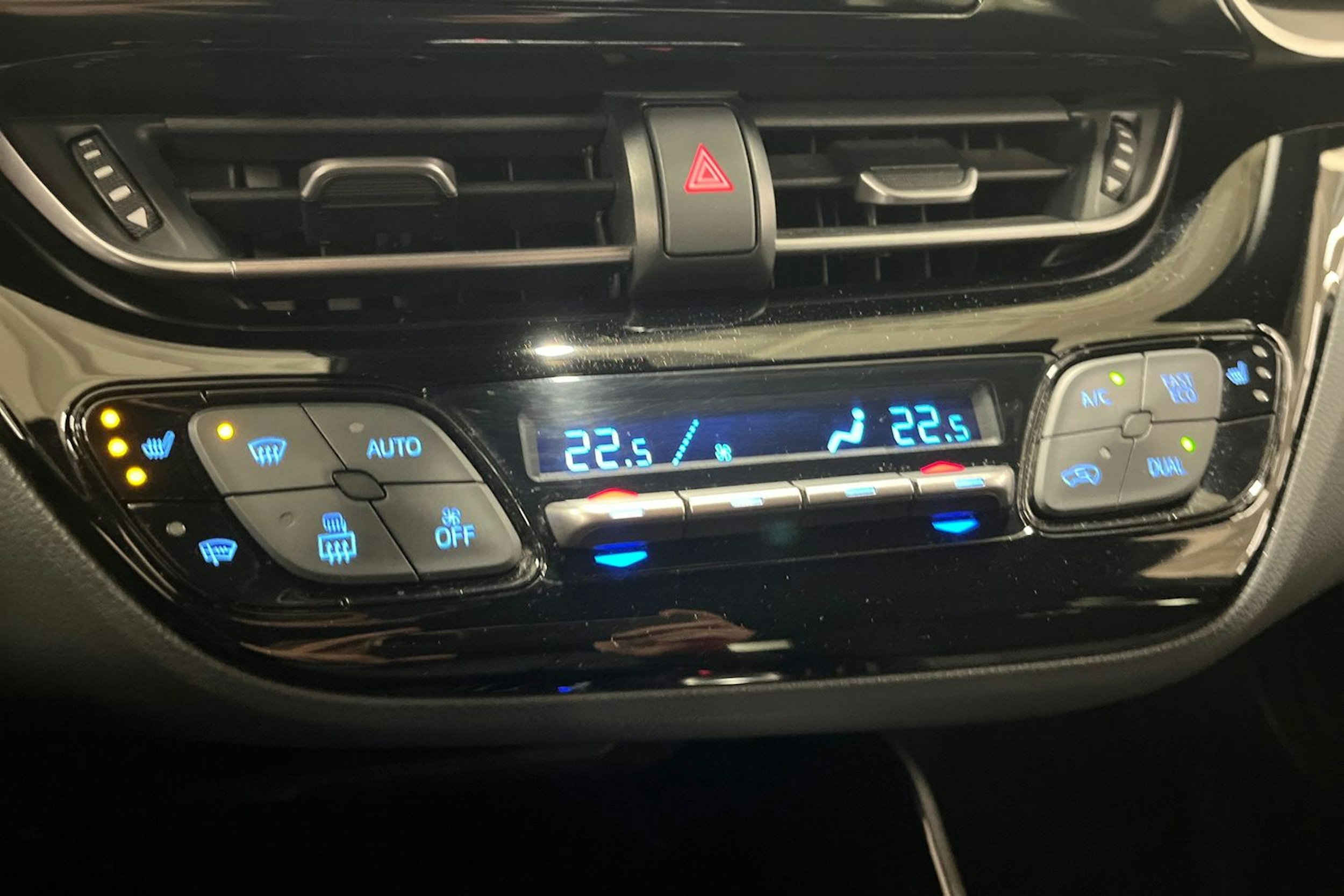 valkoinen Toyota C-HR 2019 kuva 26.