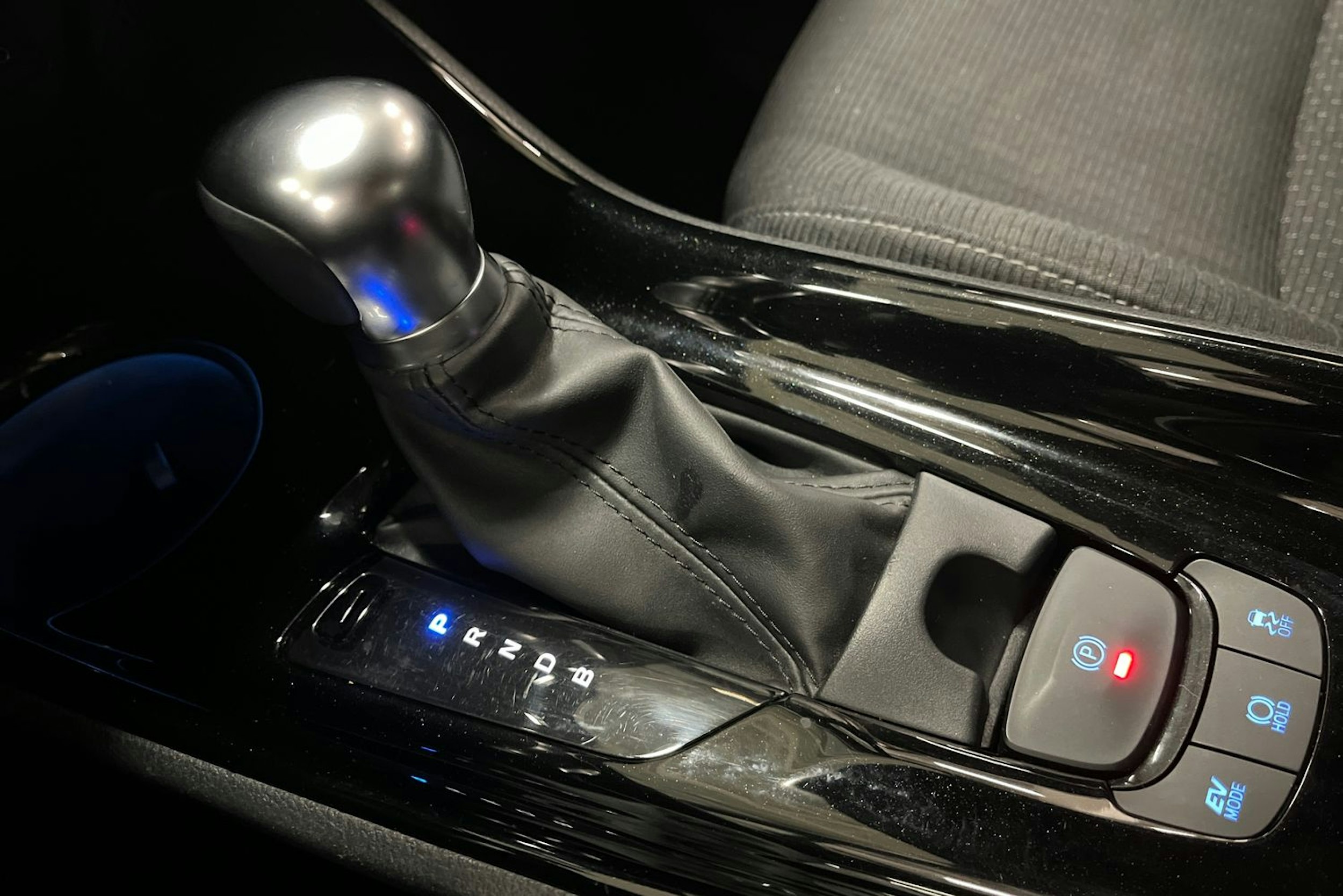 valkoinen Toyota C-HR 2019 kuva 27.