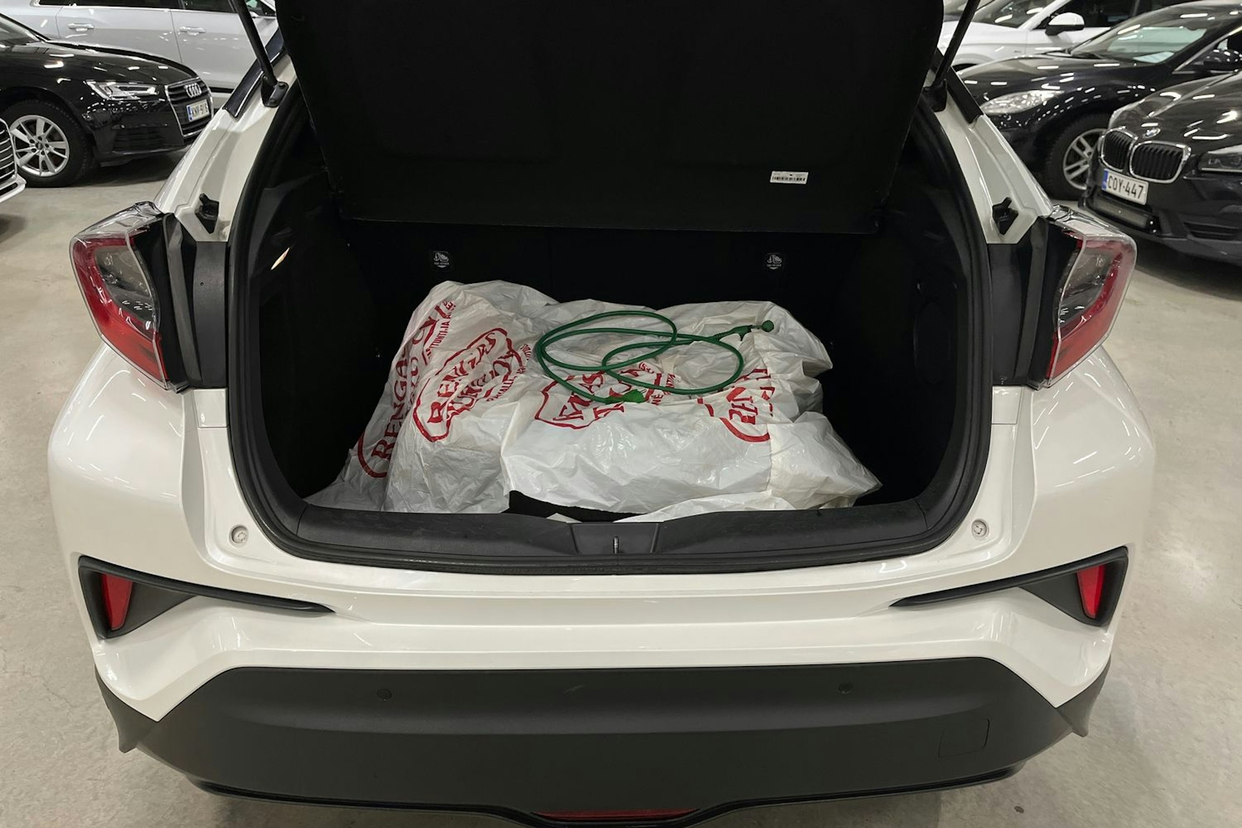 valkoinen Toyota C-HR 2019 kuva 33.