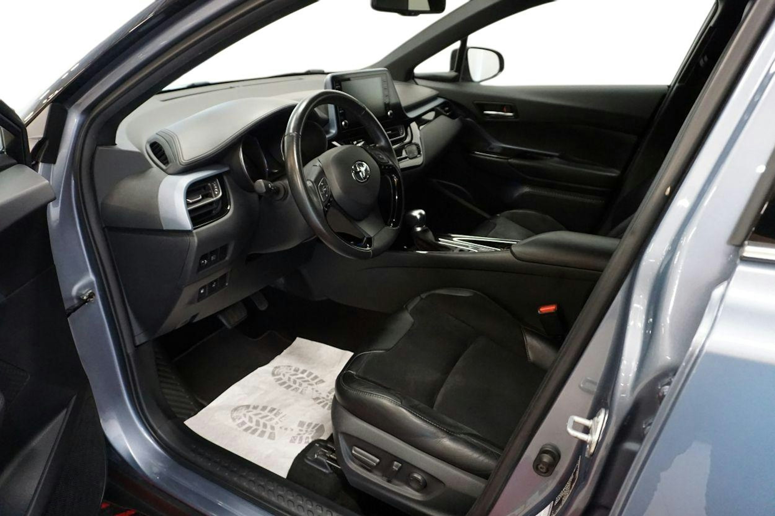 harmaa Toyota C-HR 2020 kuva 3.