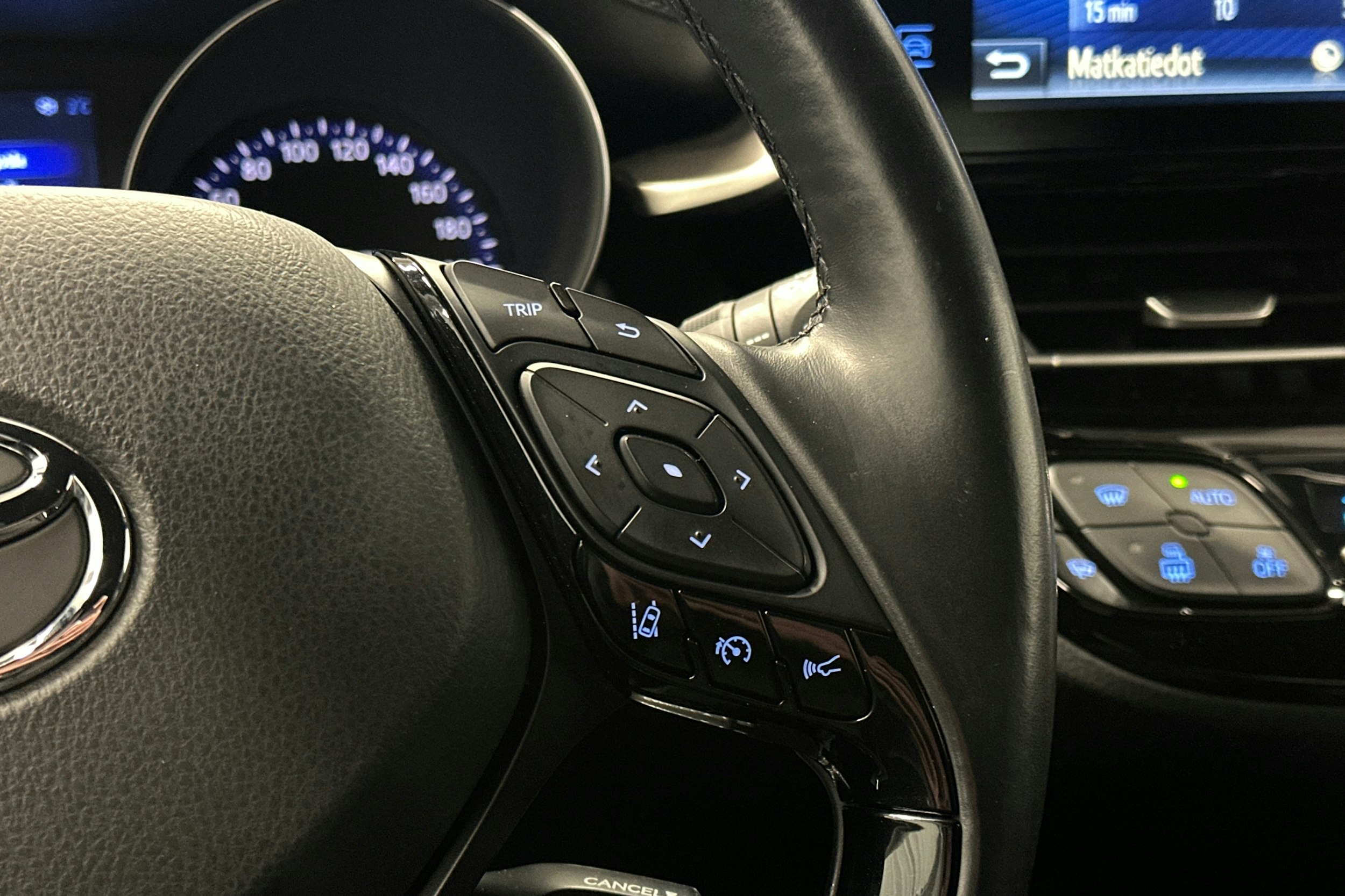 sininen Toyota C-HR 2020 kuva 18.