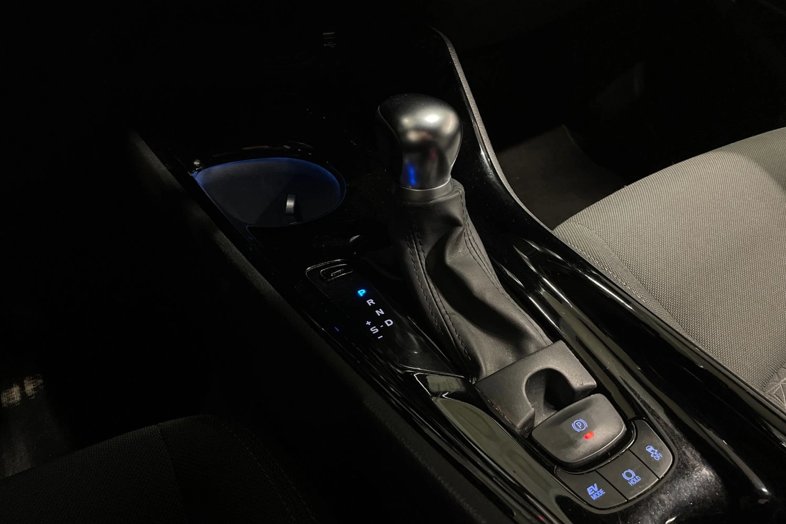 sininen Toyota C-HR 2020 kuva 19.