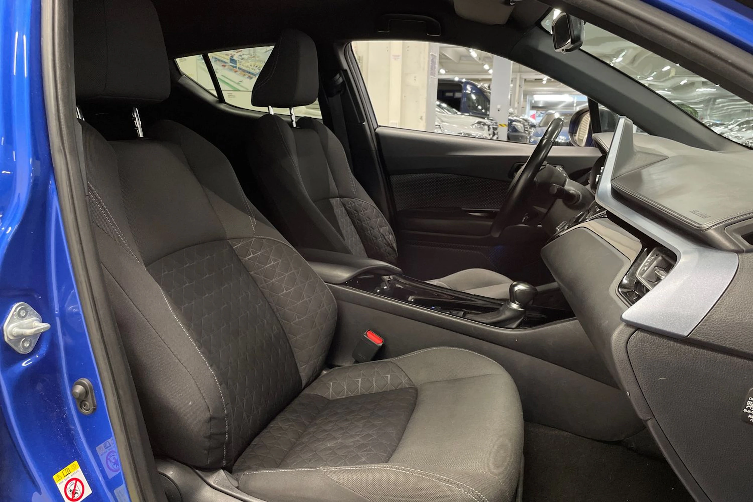 sininen Toyota C-HR 2020 kuva 24.