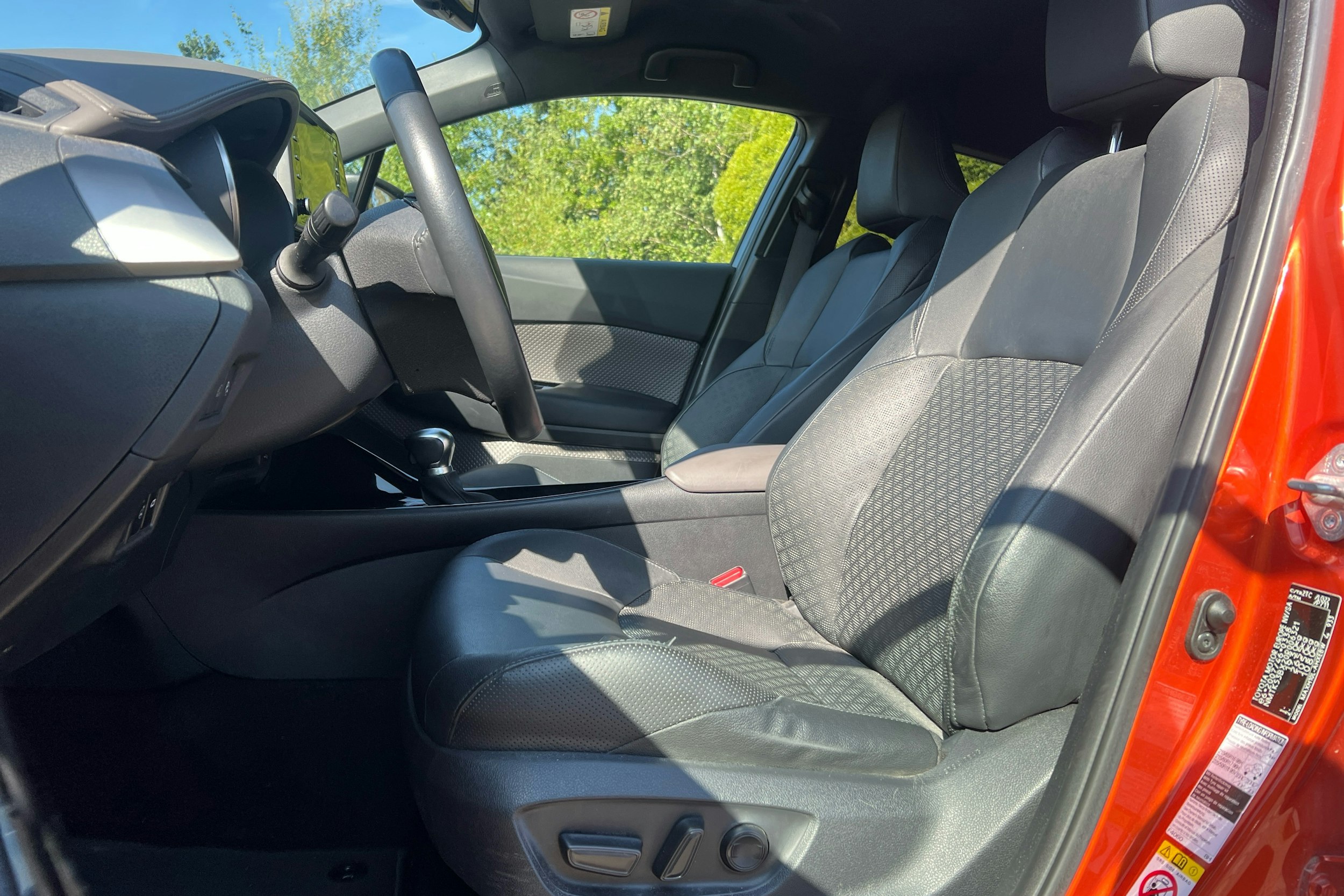 oranssi Toyota C-HR 2020 kuva 3.