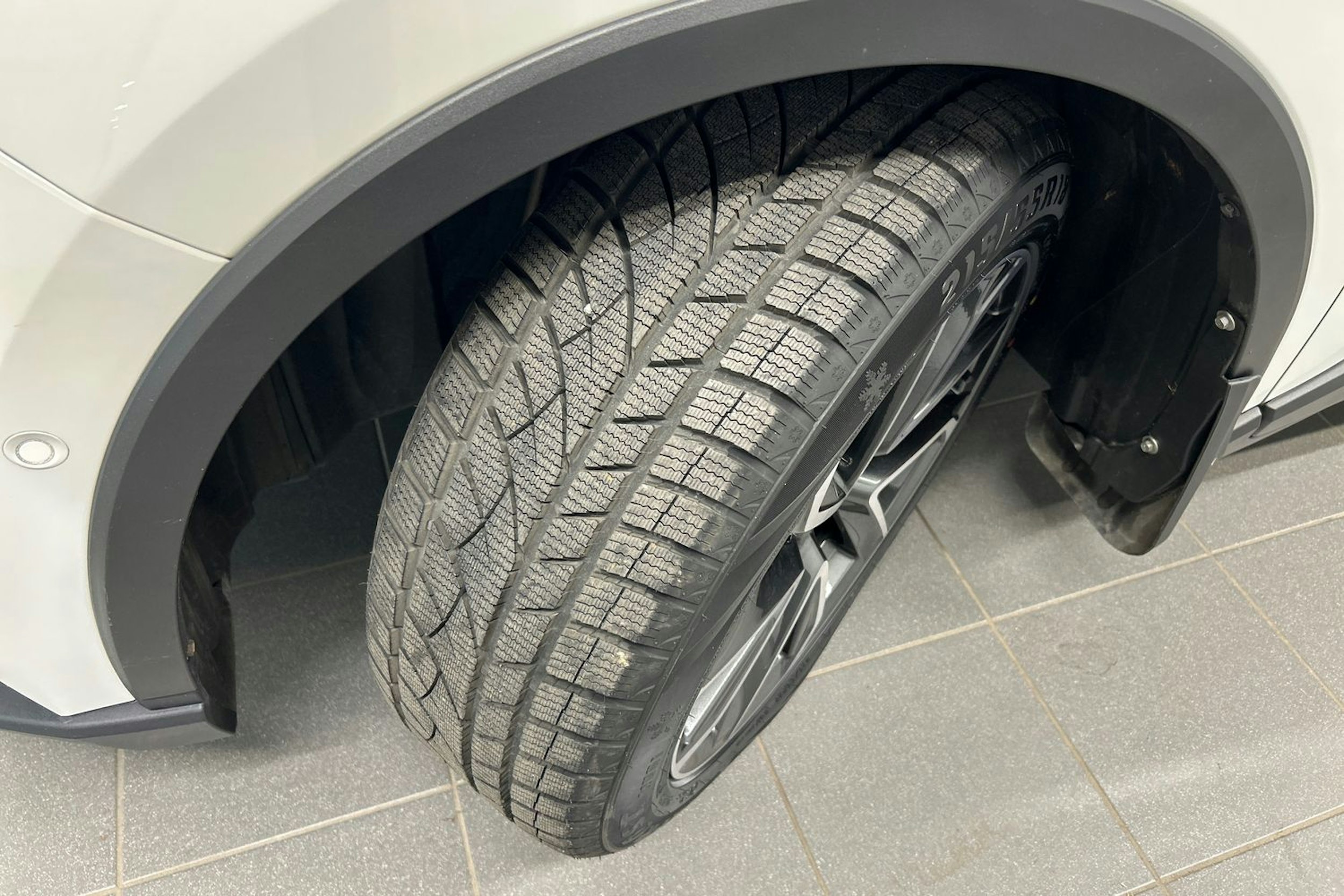 valkoinen Toyota C-HR 2020 kuva 13.