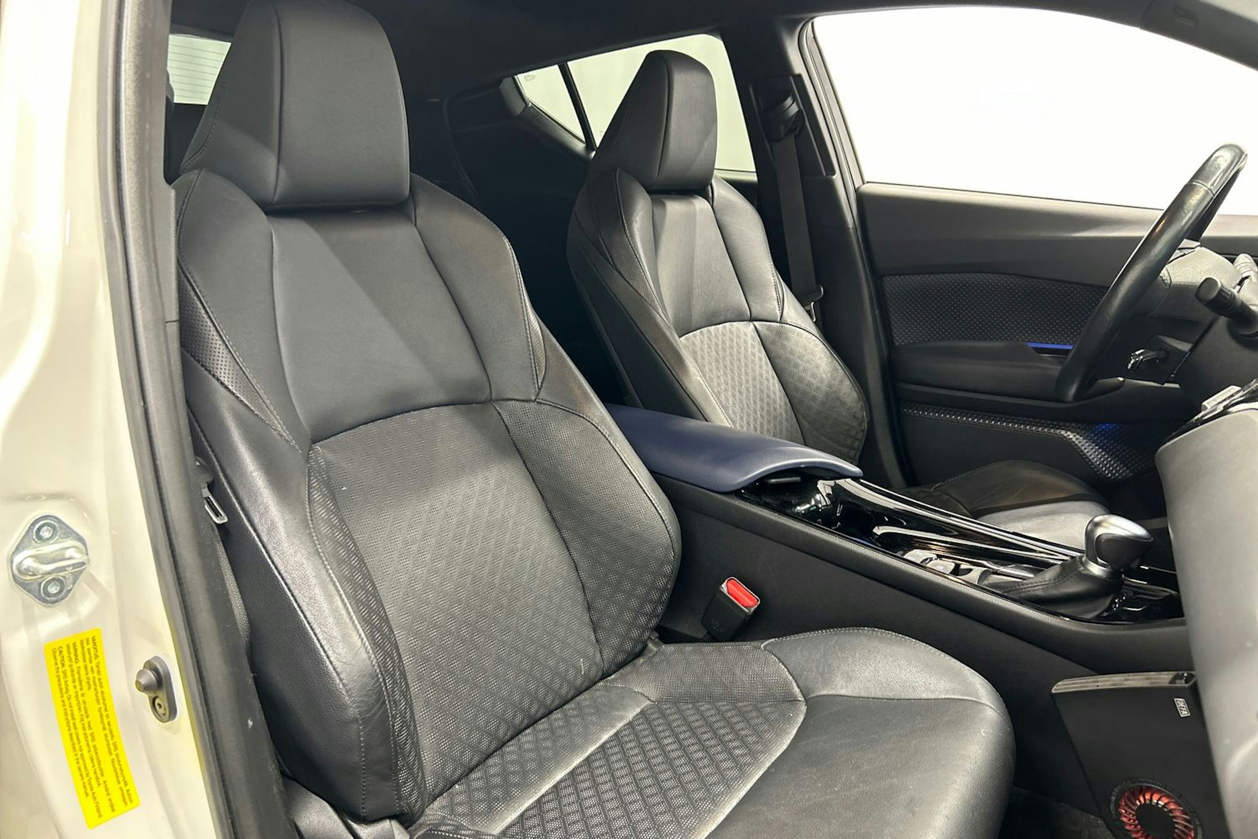 valkoinen Toyota C-HR 2020 kuva 14.