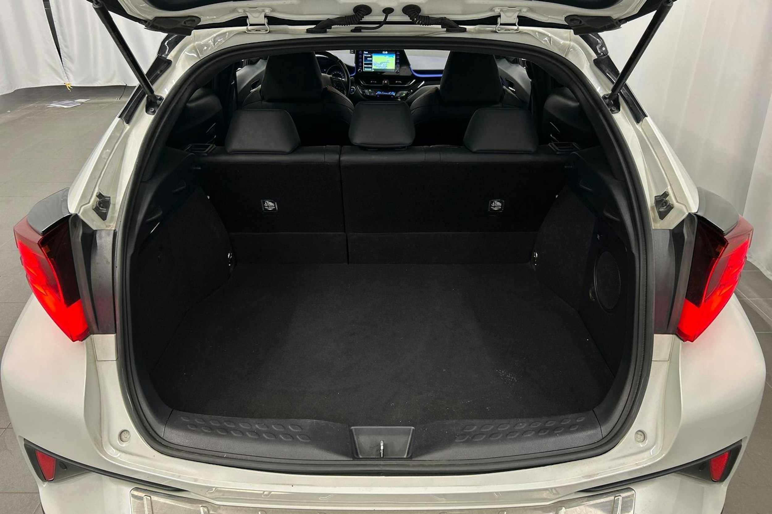 valkoinen Toyota C-HR 2020 kuva 16.