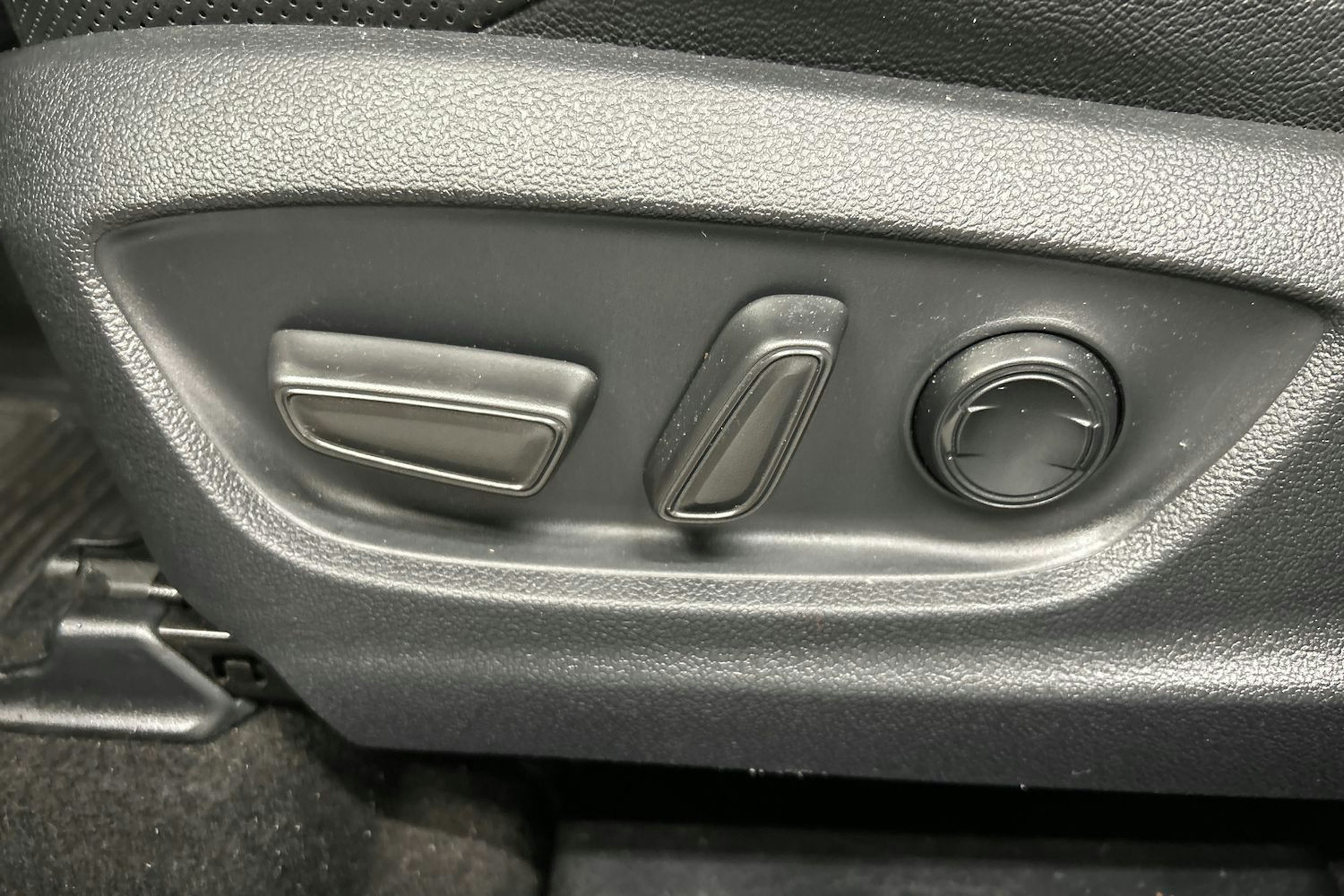 valkoinen Toyota C-HR 2020 kuva 18.