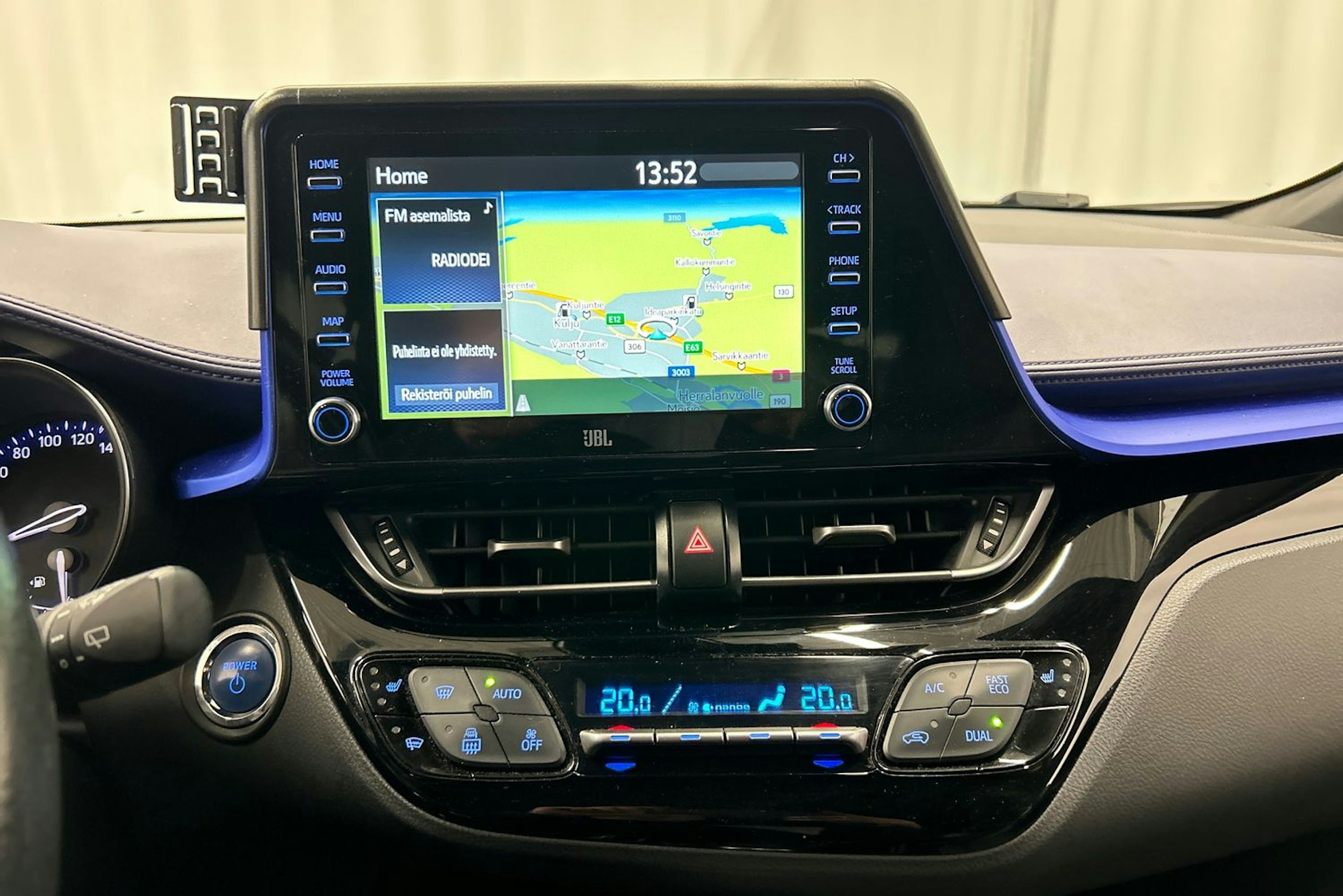 valkoinen Toyota C-HR 2020 kuva 23.