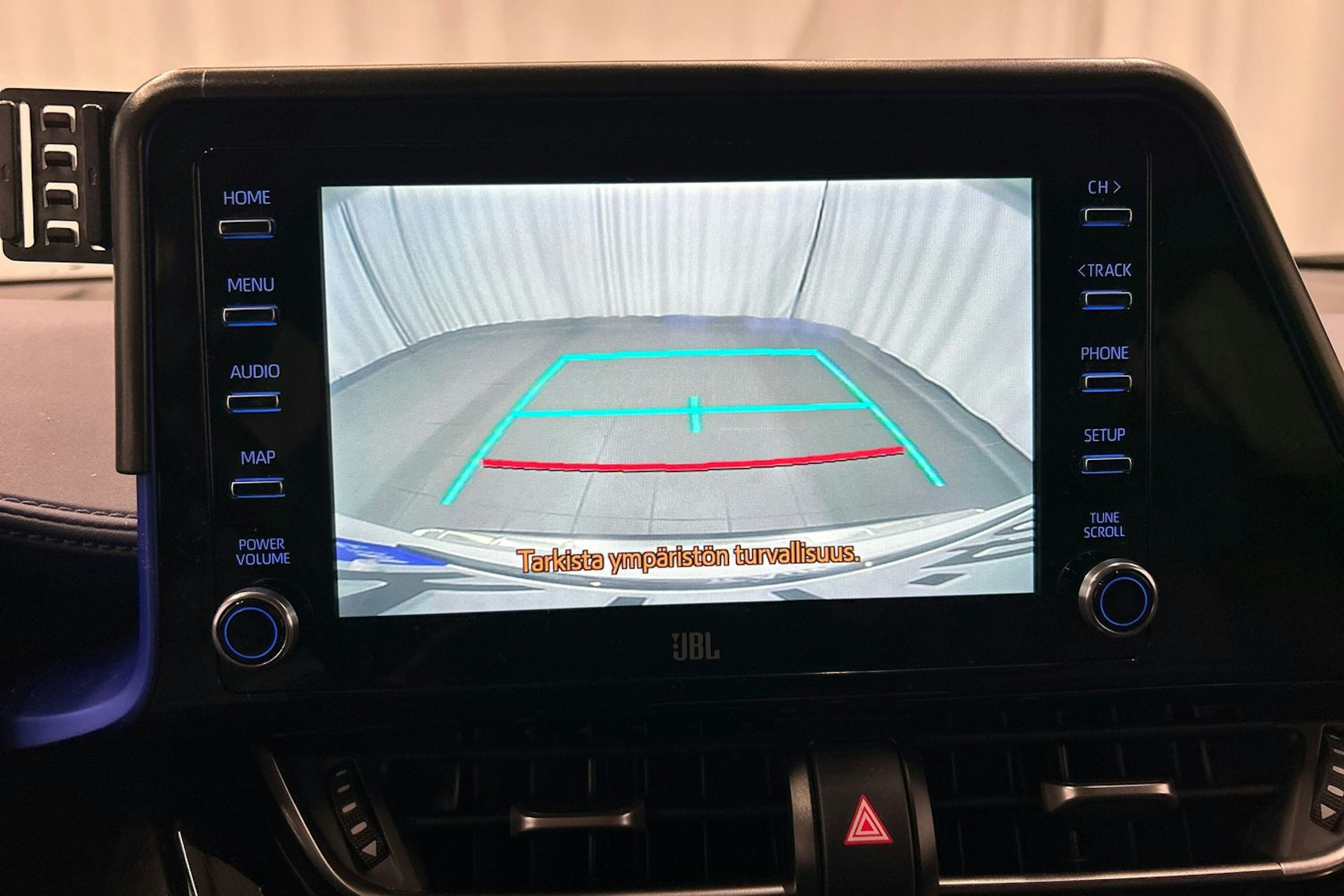 valkoinen Toyota C-HR 2020 kuva 24.