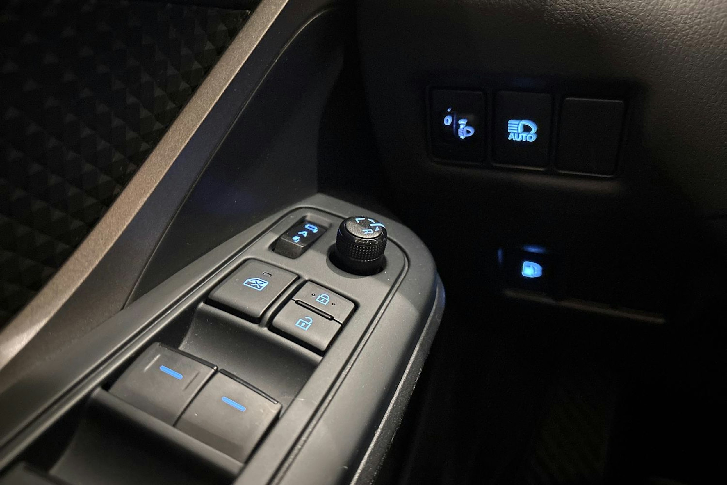 harmaa Toyota C-HR 2020 kuva 16.