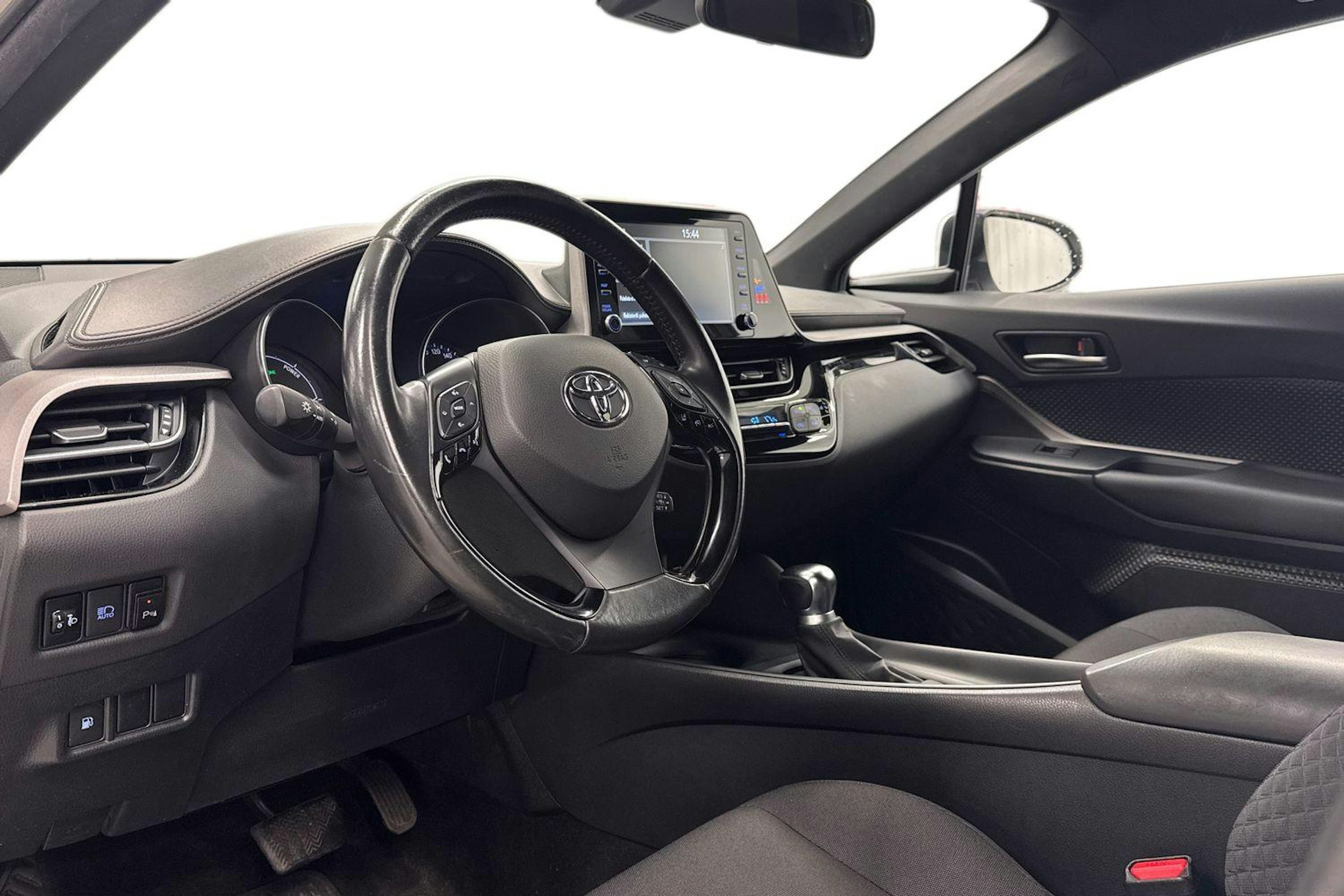 Valkoinen Toyota C-HR 2020 kuva 7.