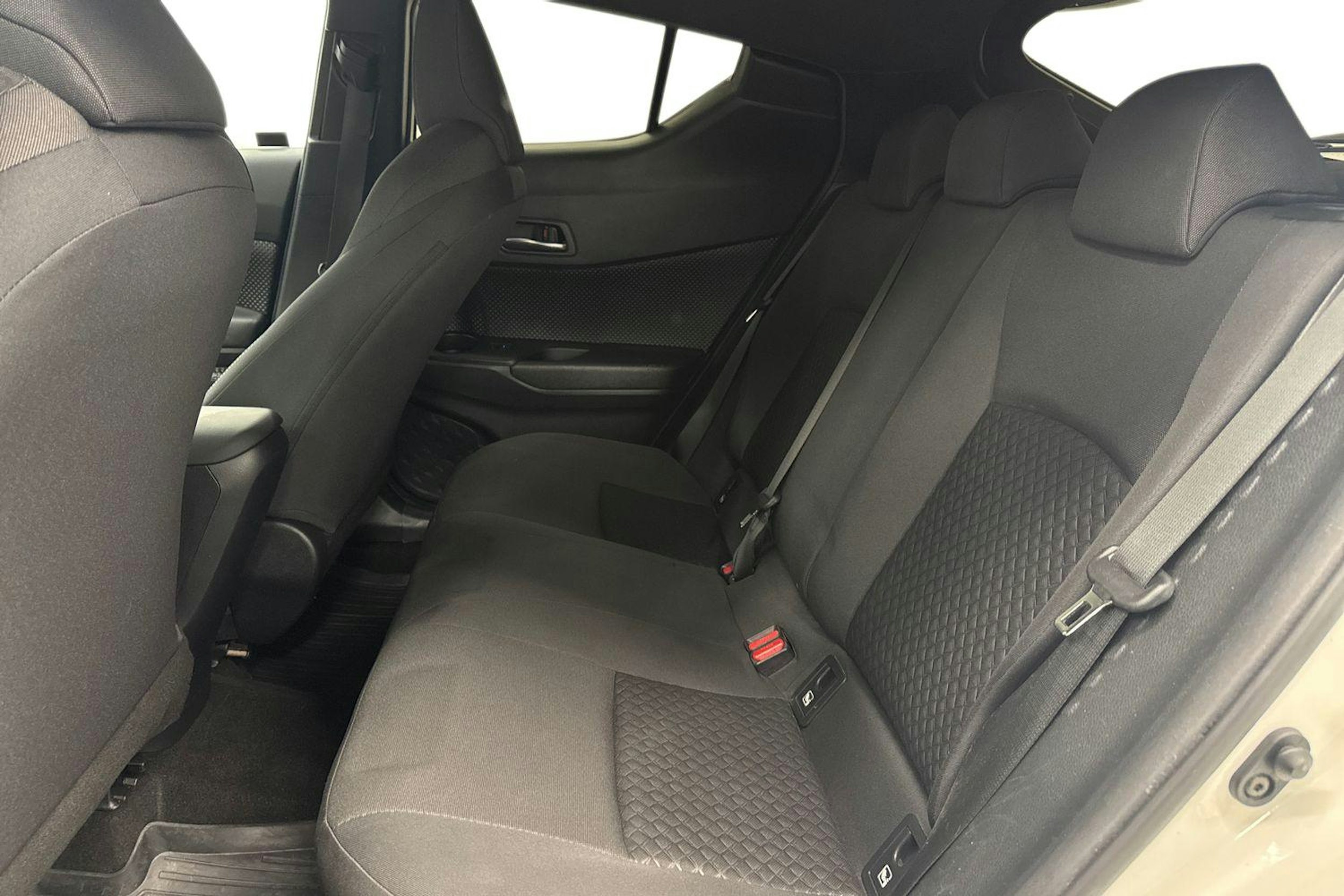 Valkoinen Toyota C-HR 2020 kuva 10.