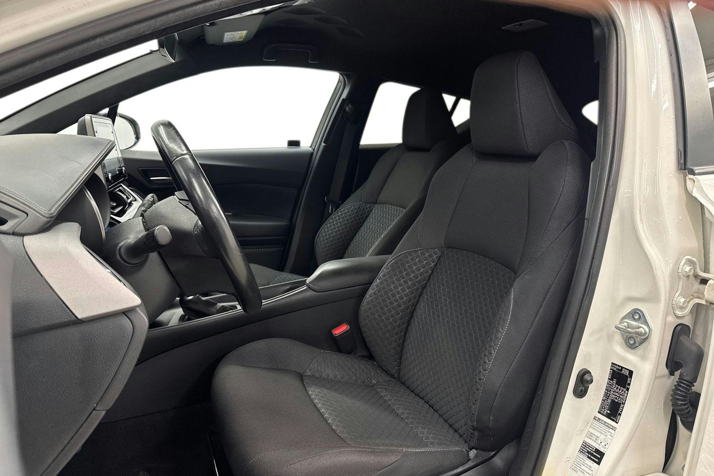 Valkoinen Toyota C-HR 2020 kuva 11.