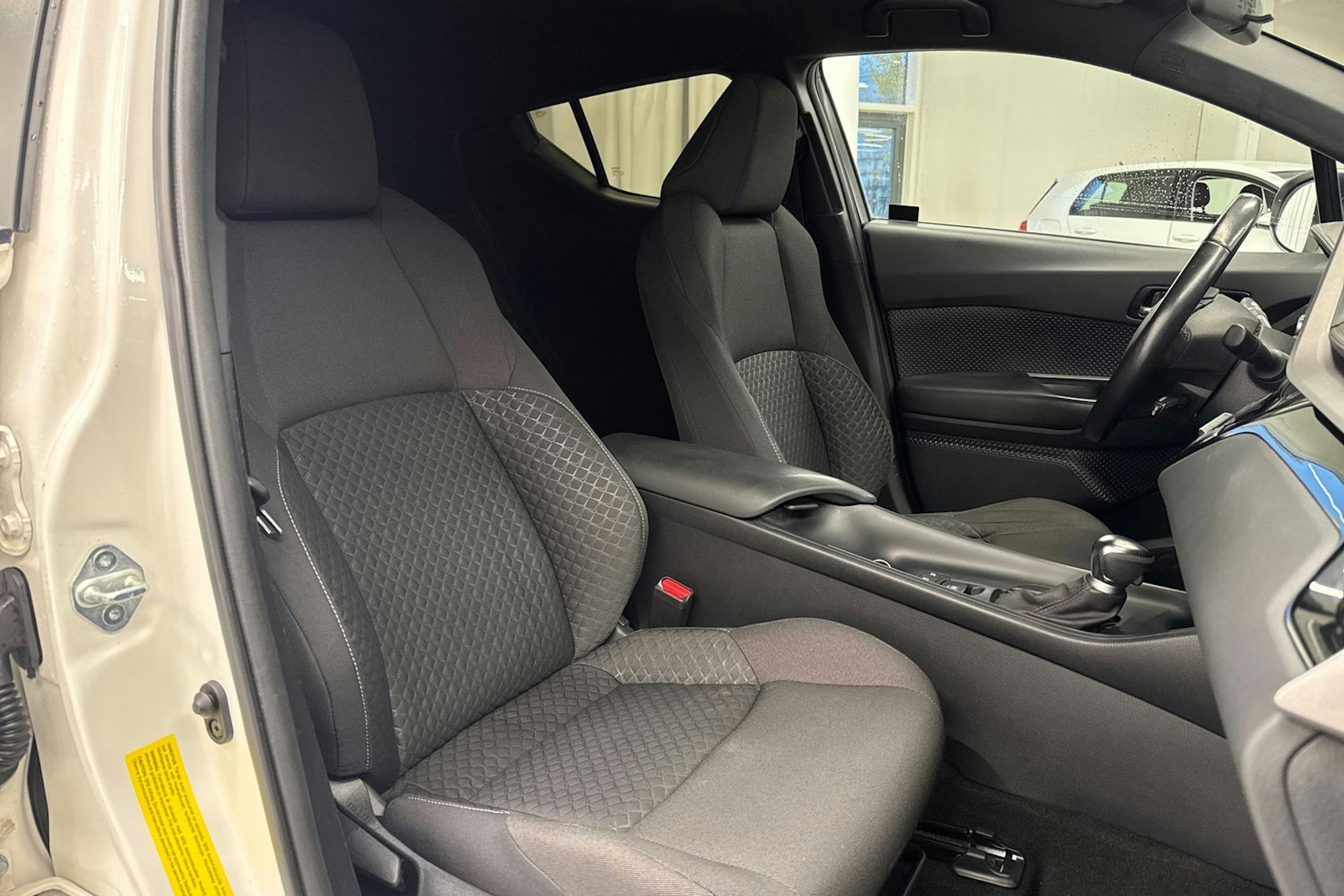 Valkoinen Toyota C-HR 2020 kuva 13.