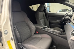 Valkoinen Toyota C-HR 2020 kuva 13.