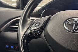 Valkoinen Toyota C-HR 2020 kuva 15.