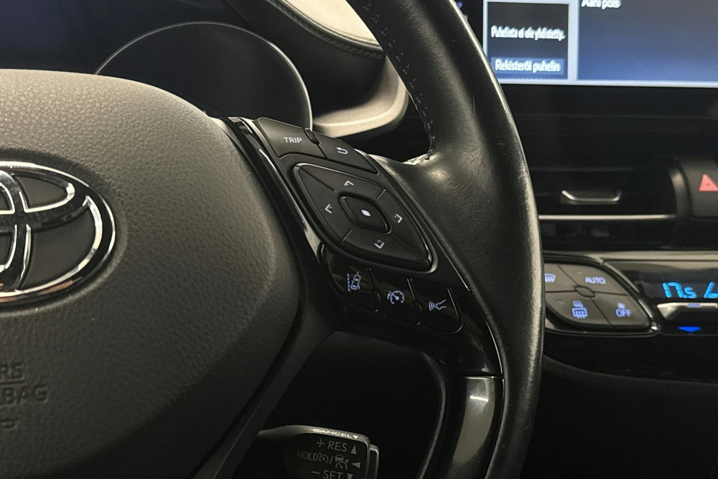 Valkoinen Toyota C-HR 2020 kuva 16.