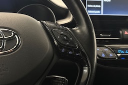 Valkoinen Toyota C-HR 2020 kuva 16.