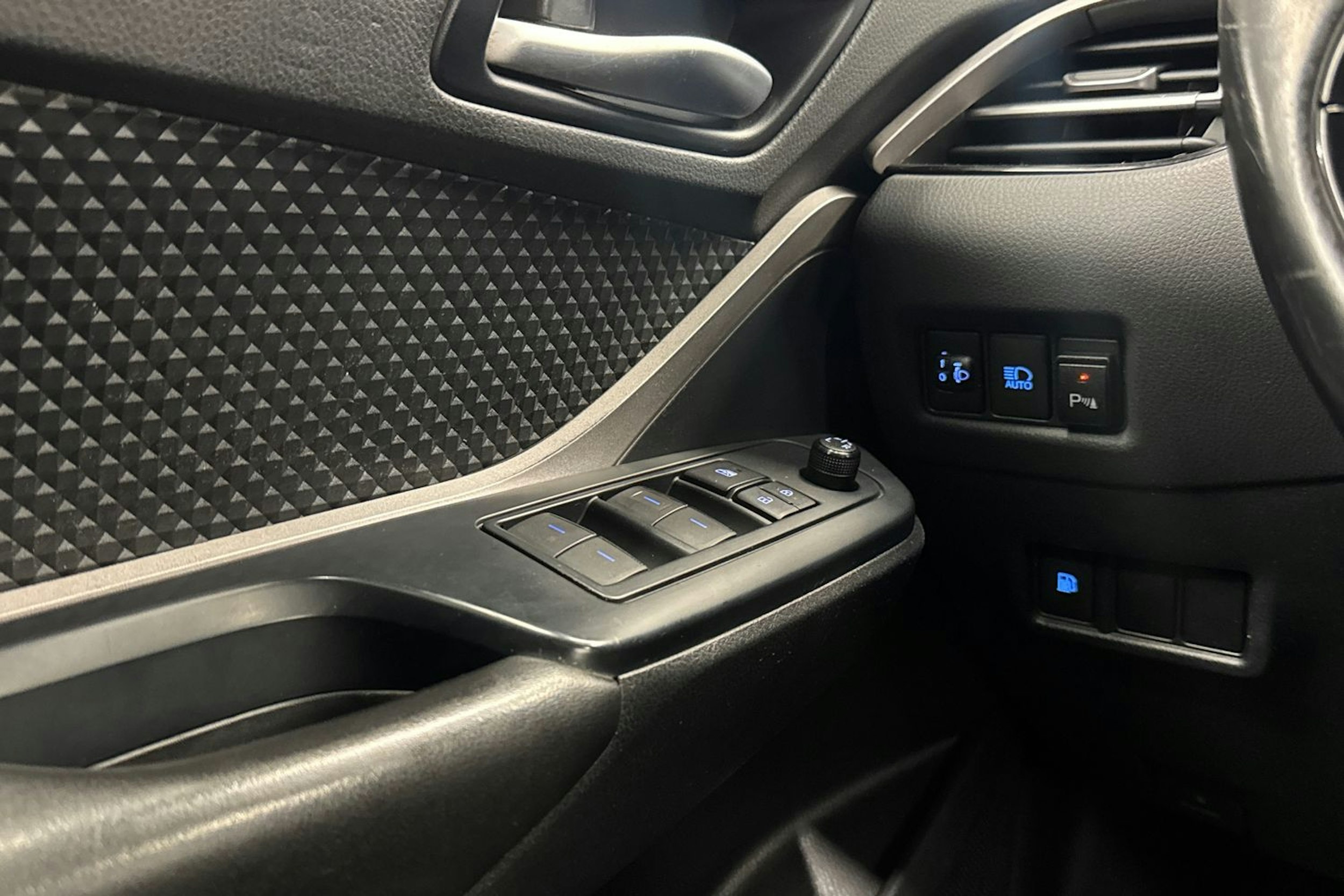 Valkoinen Toyota C-HR 2020 kuva 19.