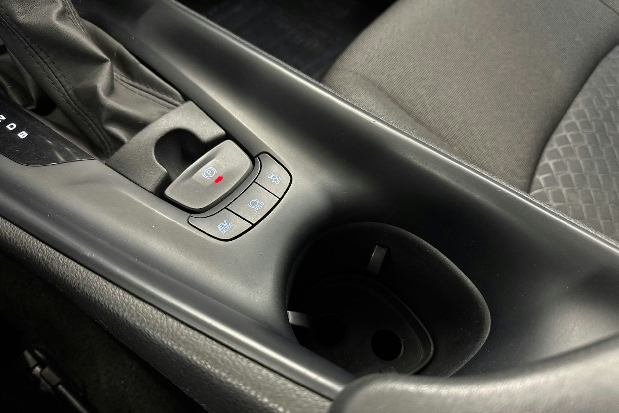 Valkoinen Toyota C-HR 2020 kuva 21.