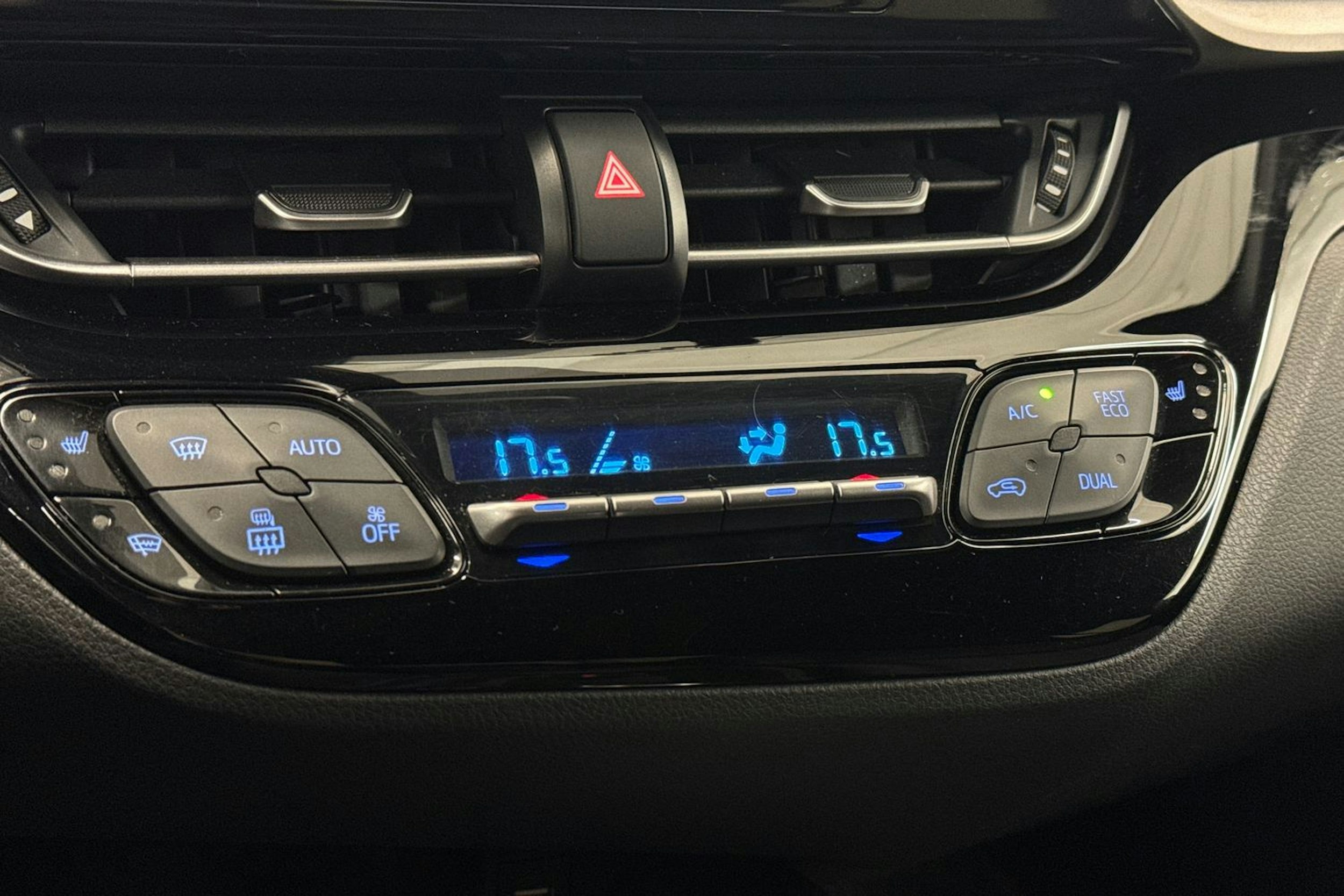 Valkoinen Toyota C-HR 2020 kuva 23.