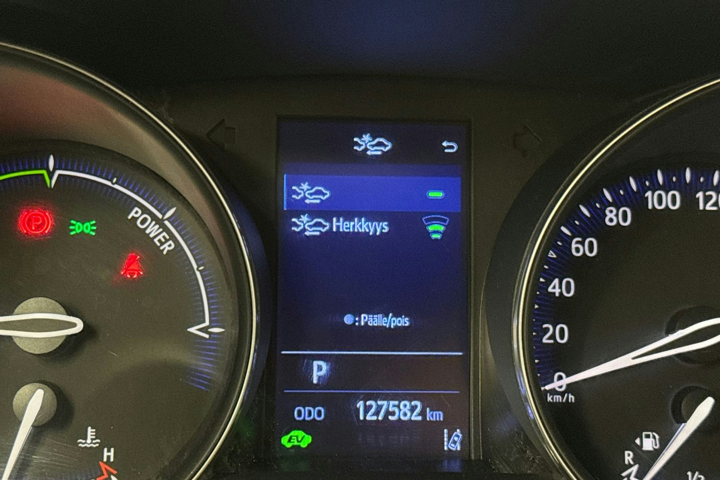 Valkoinen Toyota C-HR 2020 kuva 34.