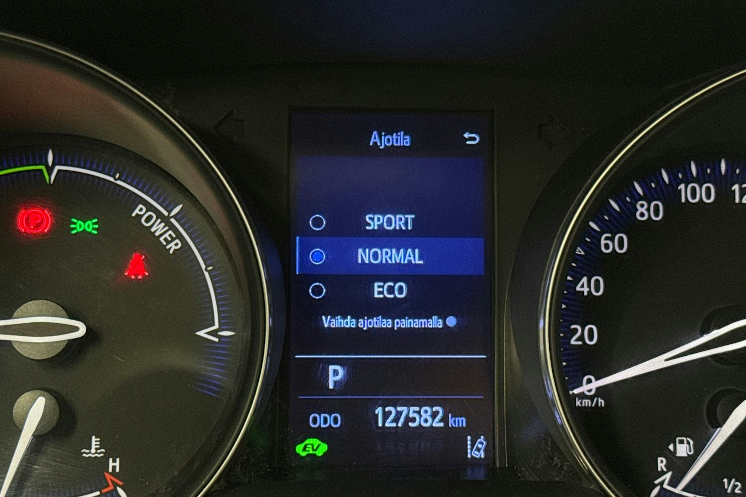 Valkoinen Toyota C-HR 2020 kuva 35.