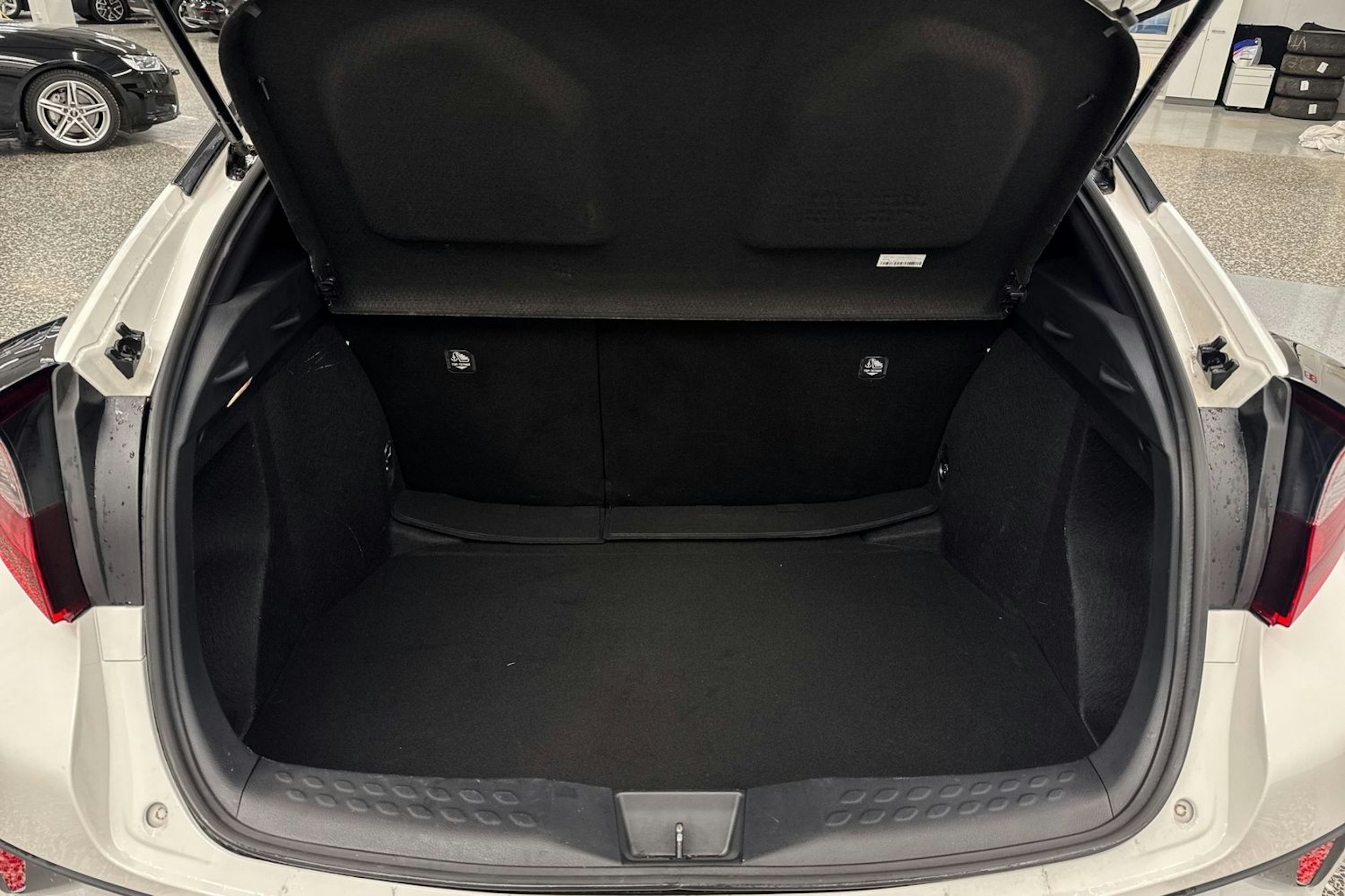 Valkoinen Toyota C-HR 2020 kuva 36.