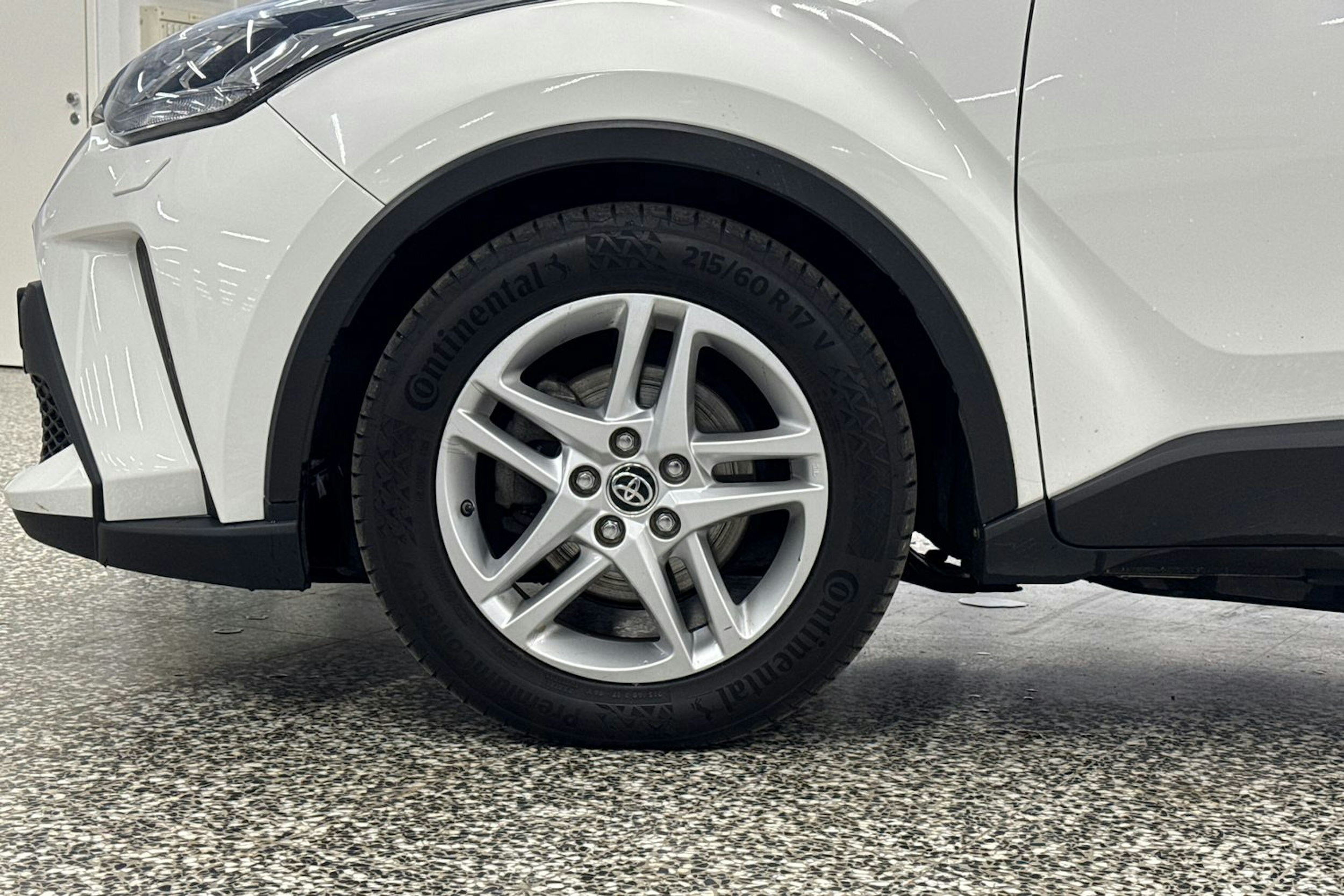 Valkoinen Toyota C-HR 2020 kuva 37.