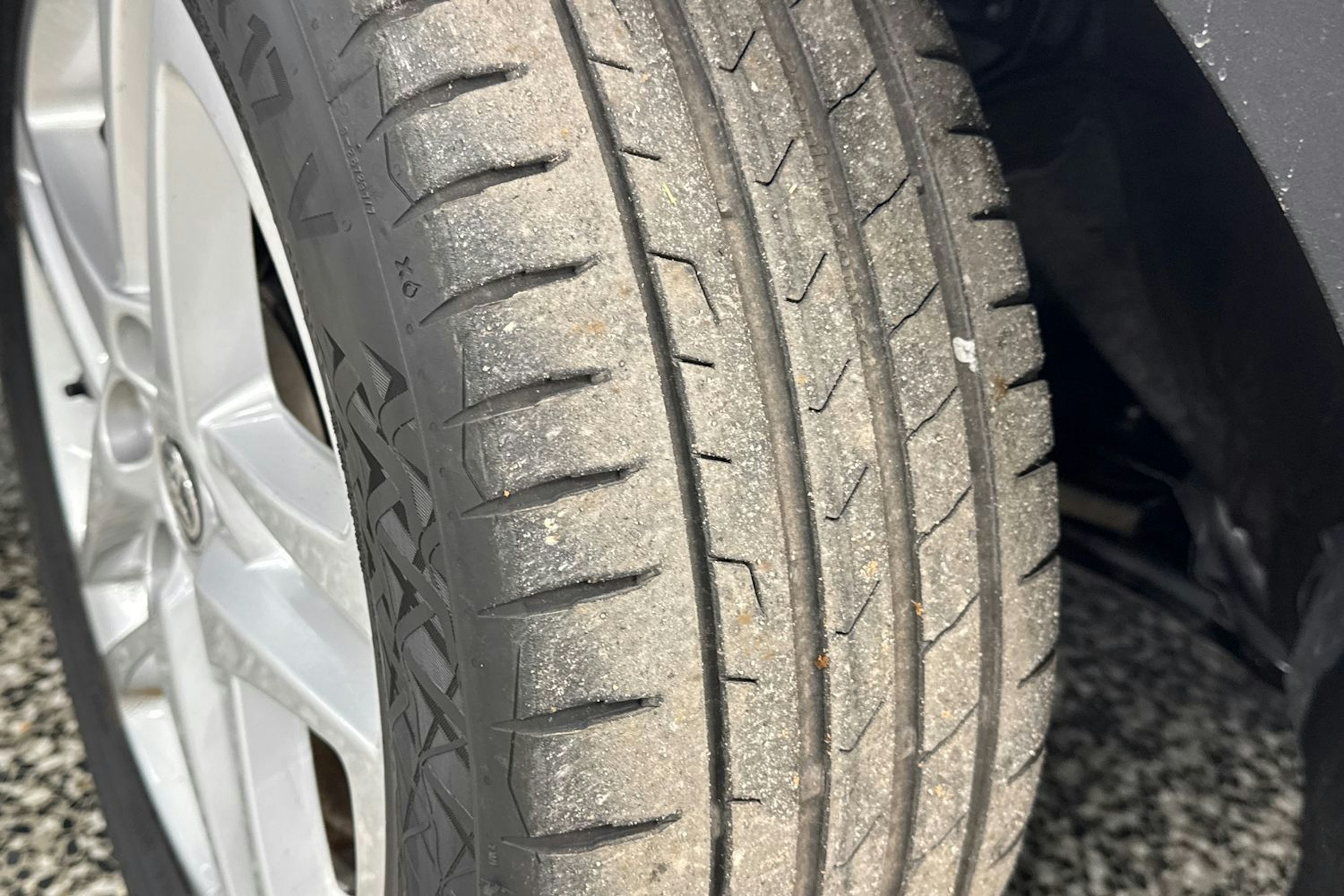 Valkoinen Toyota C-HR 2020 kuva 38.